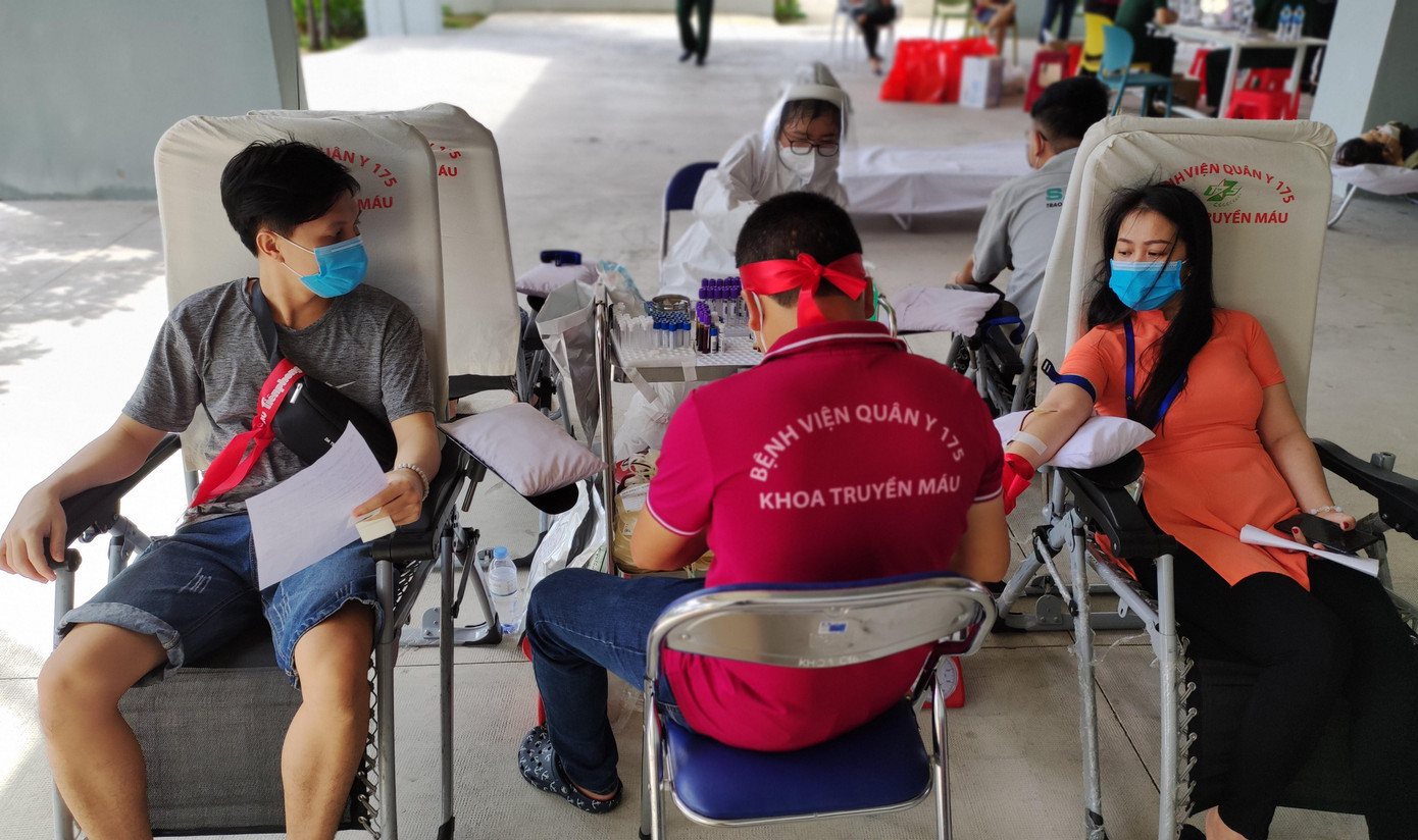 Nhiều bạn trẻ cùng tham gia sẻ chia giọt máu tình nguyện giữa lúc dịch bệnh khó khăn. Nhiều bạn trẻ cùng tham gia sẻ chia giọt máu tình nguyện giữa lúc dịch bệnh khó khăn.