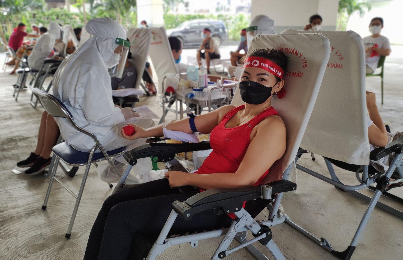 Lần đầu tiên hiến máu, chị Hồ Xuân Lan (người dạy yoga tại Chung cư Tara Residence) cho biết, các em của mình đã hiến nhiều lần rồi và cũng khuyên chị nên tham gia. Lần này tổ chức ở chung cư nên chị tham gia luôn. "Công tác tổ chức ở đây an toàn, nghiêm túc, quy trình tuân thủ 5K, đồng thời bà con đa số cũng tiêm đủ 2 mũi nên mình cũng an tâm. Mình biết hiện giờ lượng máu dự trữ đang khan hiếm nên cũng muốn giúp sức cho cộng đồng", chị Lan nói và cho biết con chị cũng muốn hiến nhưng hiện chưa đủ tuổi. Lần đầu tiên hiến máu, chị Hồ Xuân Lan (người dạy yoga tại Chung cư Tara Residence) cho biết, các em của mình đã hiến nhiều lần rồi và cũng khuyên chị nên tham gia. Lần này tổ chức ở chung cư nên chị tham gia luôn. "Công tác tổ chức ở đây an toàn, nghiêm túc, quy trình tuân thủ 5K, đồng thời bà con đa số cũng tiêm đủ 2 mũi nên mình cũng an tâm. Mình biết hiện giờ lượng máu dự trữ đang khan hiếm nên cũng muốn giúp sức cho cộng đồng", chị Lan nói và cho biết con chị cũng muốn hiến nhưng hiện chưa đủ tuổi.