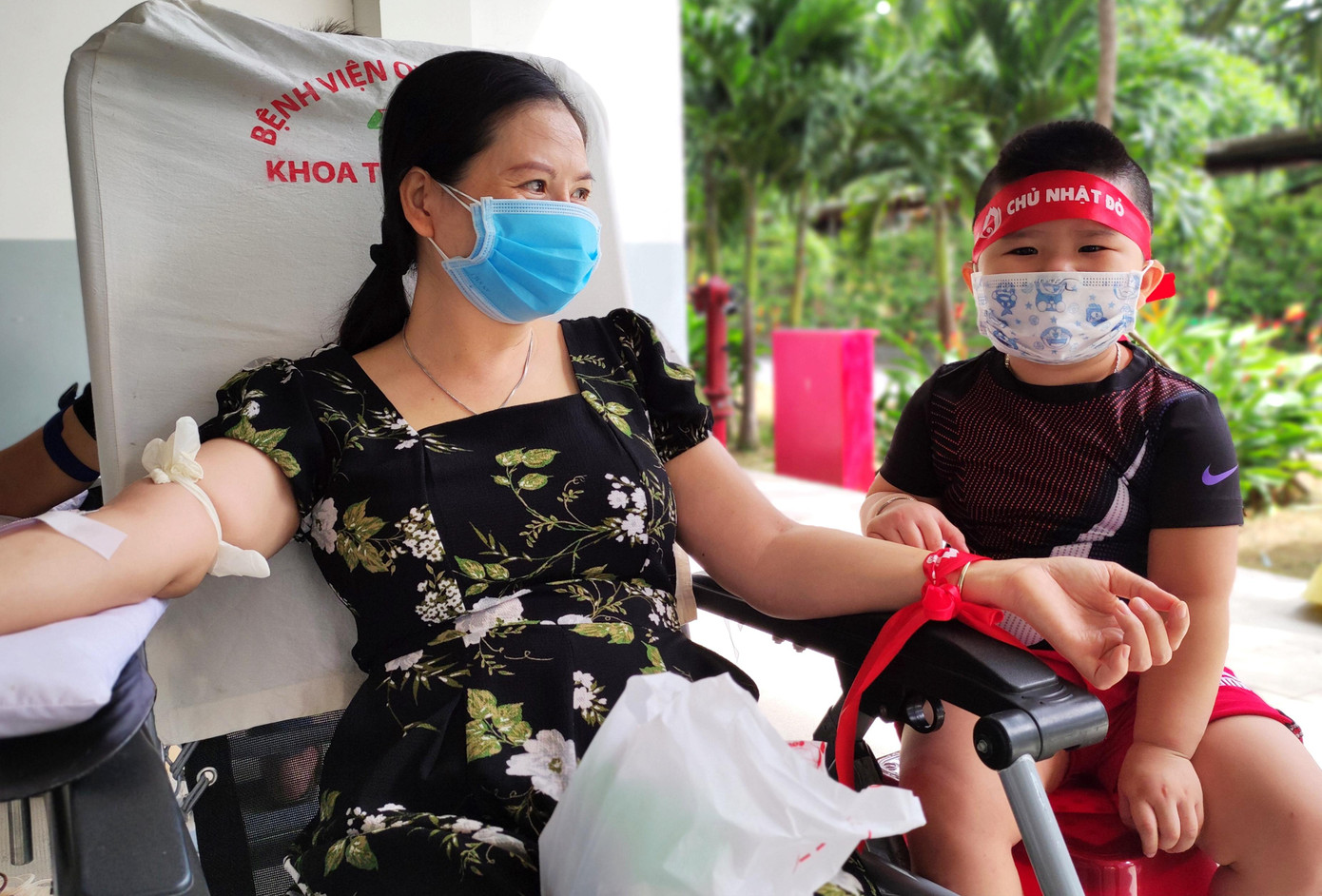 Con trai dù chưa thể hiến máu cũng hào hứng theo mẹ đến với chương trình - Ảnh: Ngô Tùng Con trai dù chưa thể hiến máu cũng hào hứng theo mẹ đến với chương trình - Ảnh: Ngô Tùng