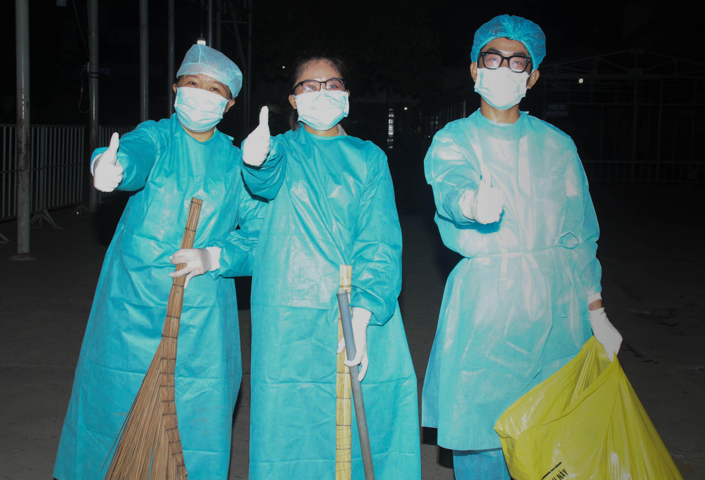 Sau ca làm việc, các nhân viên y tế cùng các bạn tình nguyện viên tham gia dọn dẹp vệ sinh ở điểm lấy mẫu Sau ca làm việc, các nhân viên y tế cùng các bạn tình nguyện viên tham gia dọn dẹp vệ sinh ở điểm lấy mẫu