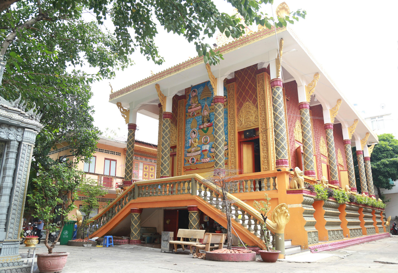 Khu vực trung tâm ngôi chùa là chánh điện với lối kiến trúc điển hình của chùa Khmer.