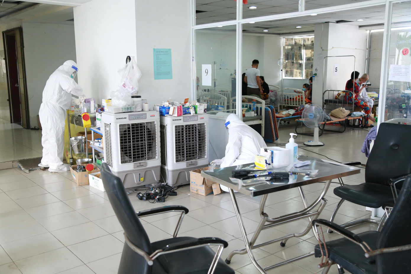 Hoạt động cứu chữa, điều trị bệnh nhân COVID-19 tại Bệnh viện dã chiến số 3 (TP. Thủ Đức). Hoạt động cứu chữa, điều trị bệnh nhân COVID-19 tại Bệnh viện dã chiến số 3 (TP. Thủ Đức).