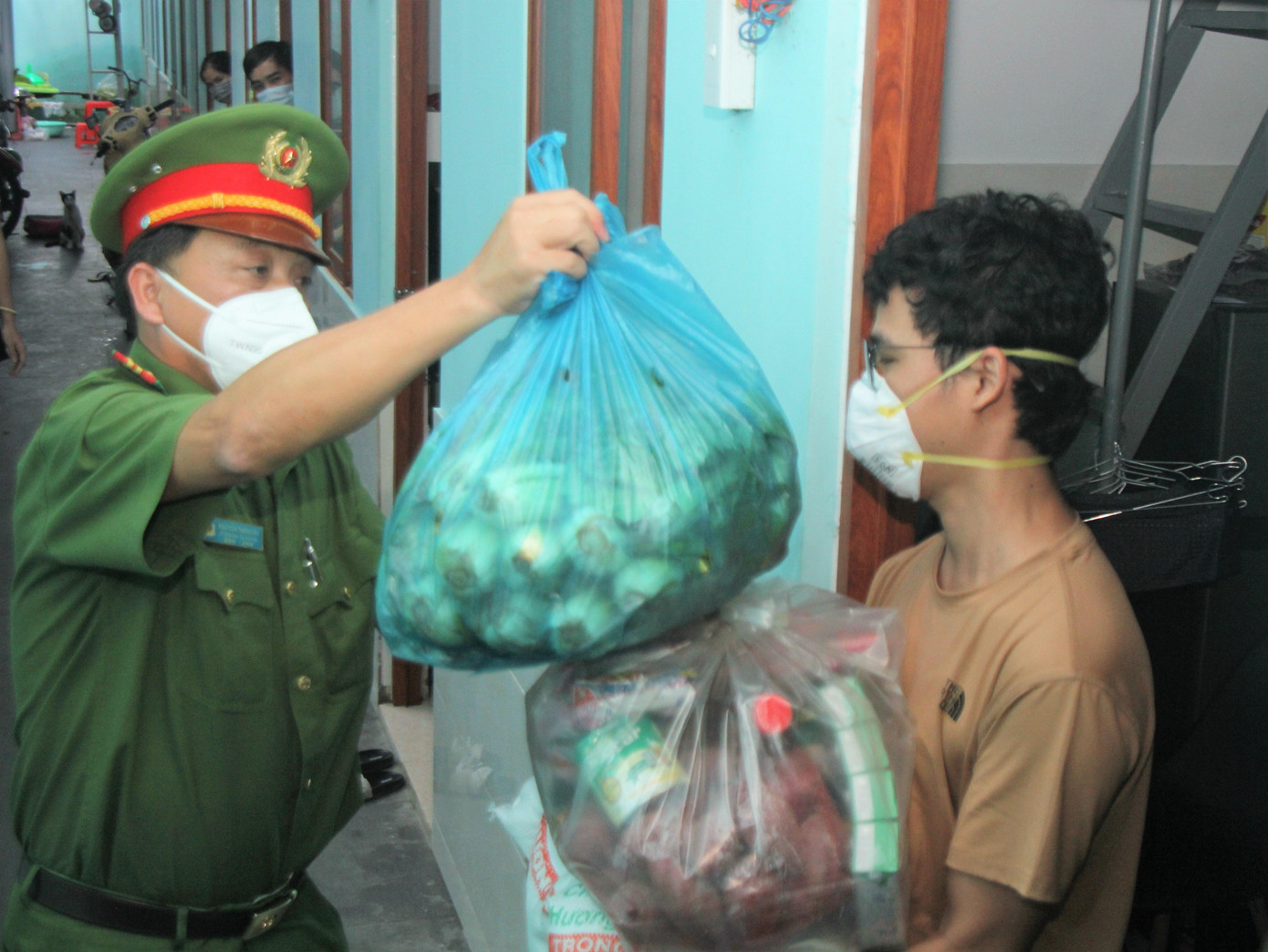 Cán bộ, chiến sỹ Công an Nhà Bè đã đến tận các khu nhà trọ, hộ khó khăn để gửi tặng nhu yếu phẩm, đồng hành cùng bà con vượt qua khó khăn trong đại dịch. Cán bộ, chiến sỹ Công an Nhà Bè đã đến tận các khu nhà trọ, hộ khó khăn để gửi tặng nhu yếu phẩm, đồng hành cùng bà con vượt qua khó khăn trong đại dịch.