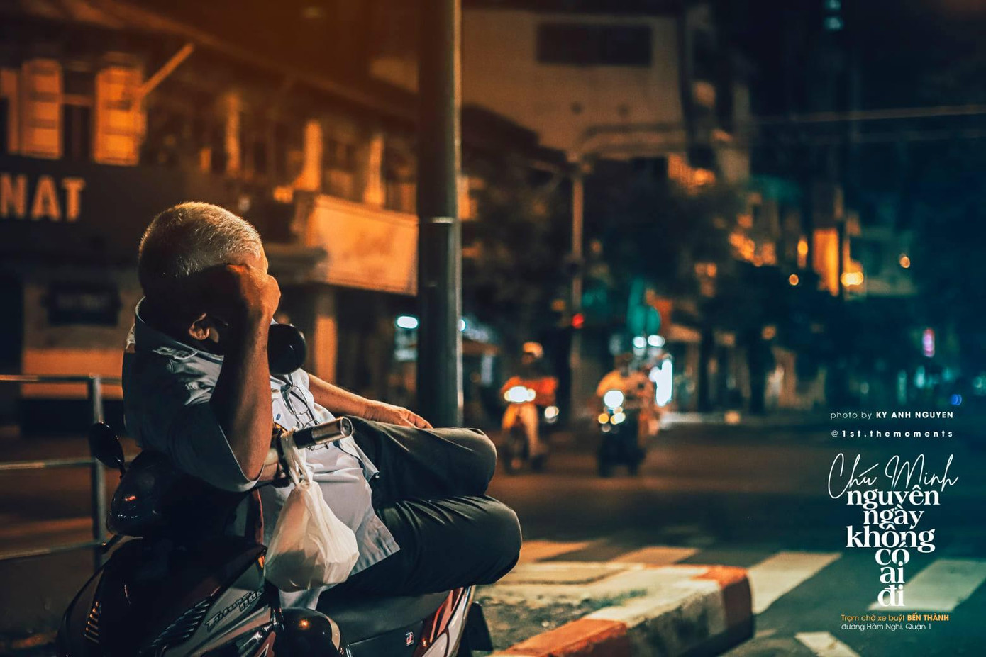 &quot;Chú Minh nguyên ngày không có ai đi&quot; là một tài xế xe ôm hay &quot;đứng chốt&quot; trạm xe buýt Bến Thành, quận 1. Những ngày giãn cách xã hội để tăng cường phòng chống dịch, các phương tiện vận tải hành khách công cộng như xe buýt buộc phải ngưng hoạt động. Do đó thu nhập từ việc chạy xe ôm cũng giảm sút nghiêm trọng. (Ảnh: Kỳ Anh)