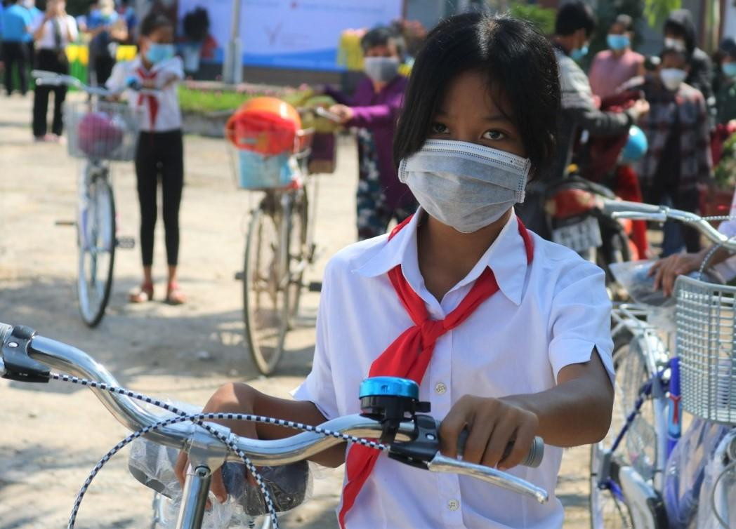 Các em học sinh được nhận xe đạp mới trong dịp đầu năm học mới 2021-2022.