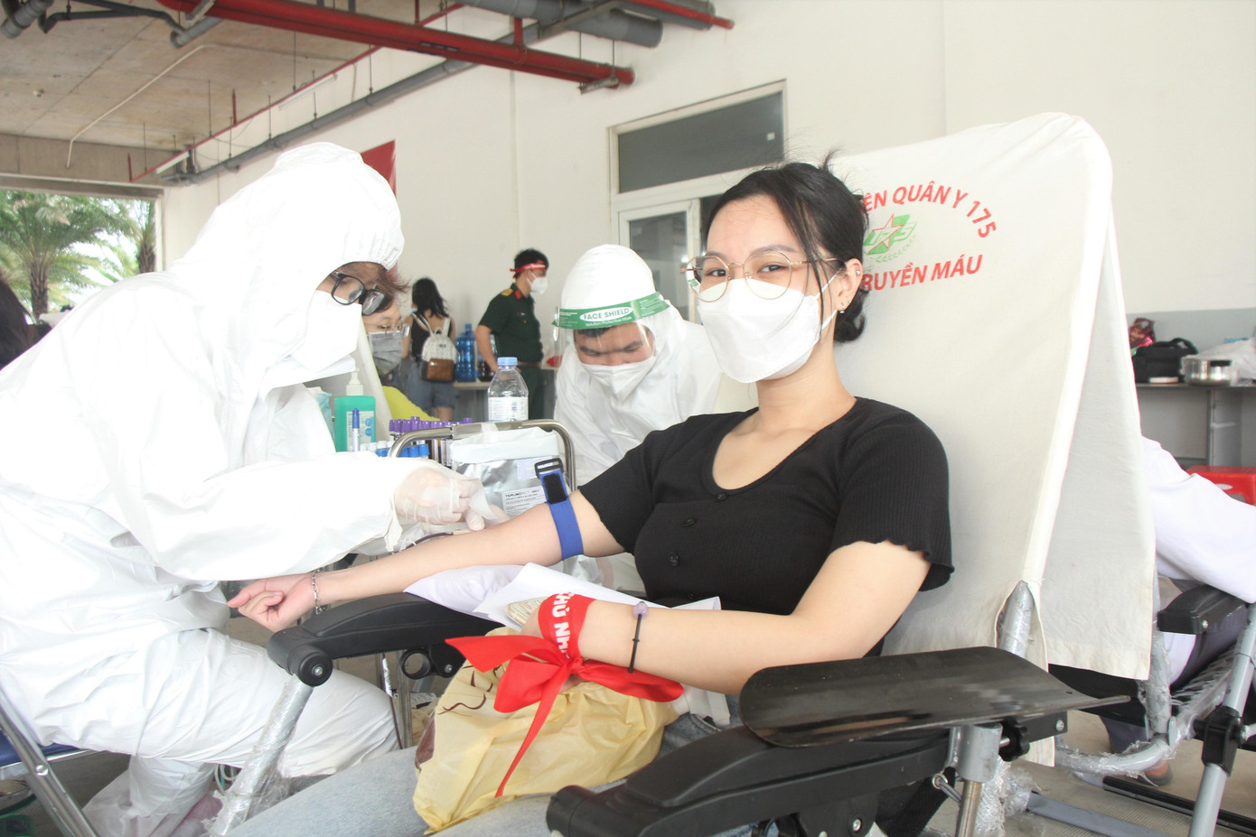 Là một cư dân trẻ của chung cư, Vũ Thị Mỹ Linh (23, sinh viên khoa Đông phương học, Trường Đại học Khoa học Xã hội và Nhân văn TPHCM) tham gia hiến máu - Ảnh: Ngô Tùng Là một cư dân trẻ của chung cư, Vũ Thị Mỹ Linh (23, sinh viên khoa Đông phương học, Trường Đại học Khoa học Xã hội và Nhân văn TPHCM) tham gia hiến máu - Ảnh: Ngô Tùng