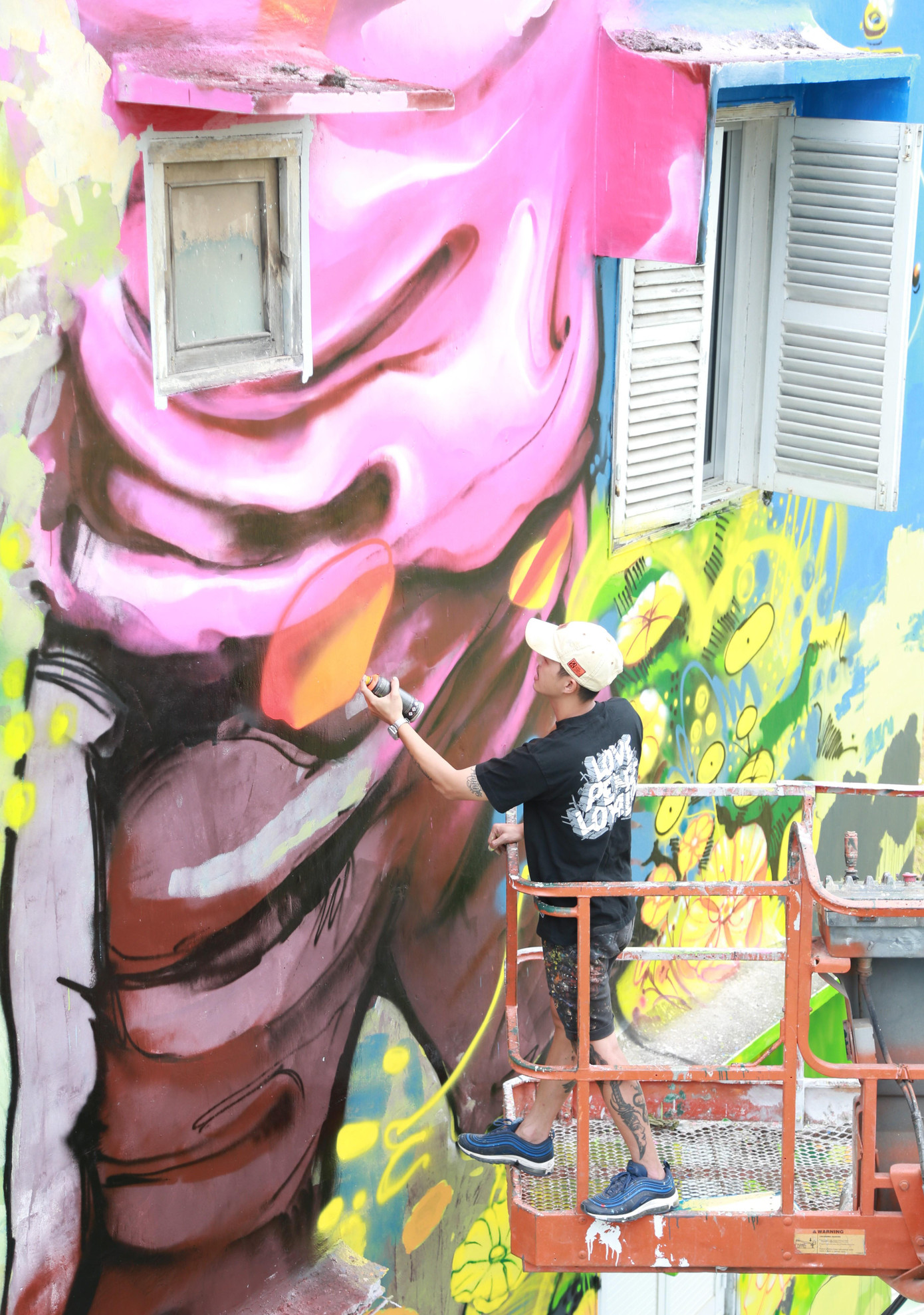 Tác nghiệp ở không gian cao hàng chục mét, Đào phải tập sử dụng xe nâng để chủ động trong công việc phải làm vẽ hàng giờ trên không trung. Dần dần, nam họa sĩ đường phố đã quen với cách làm việc ở môi trường như vậy.