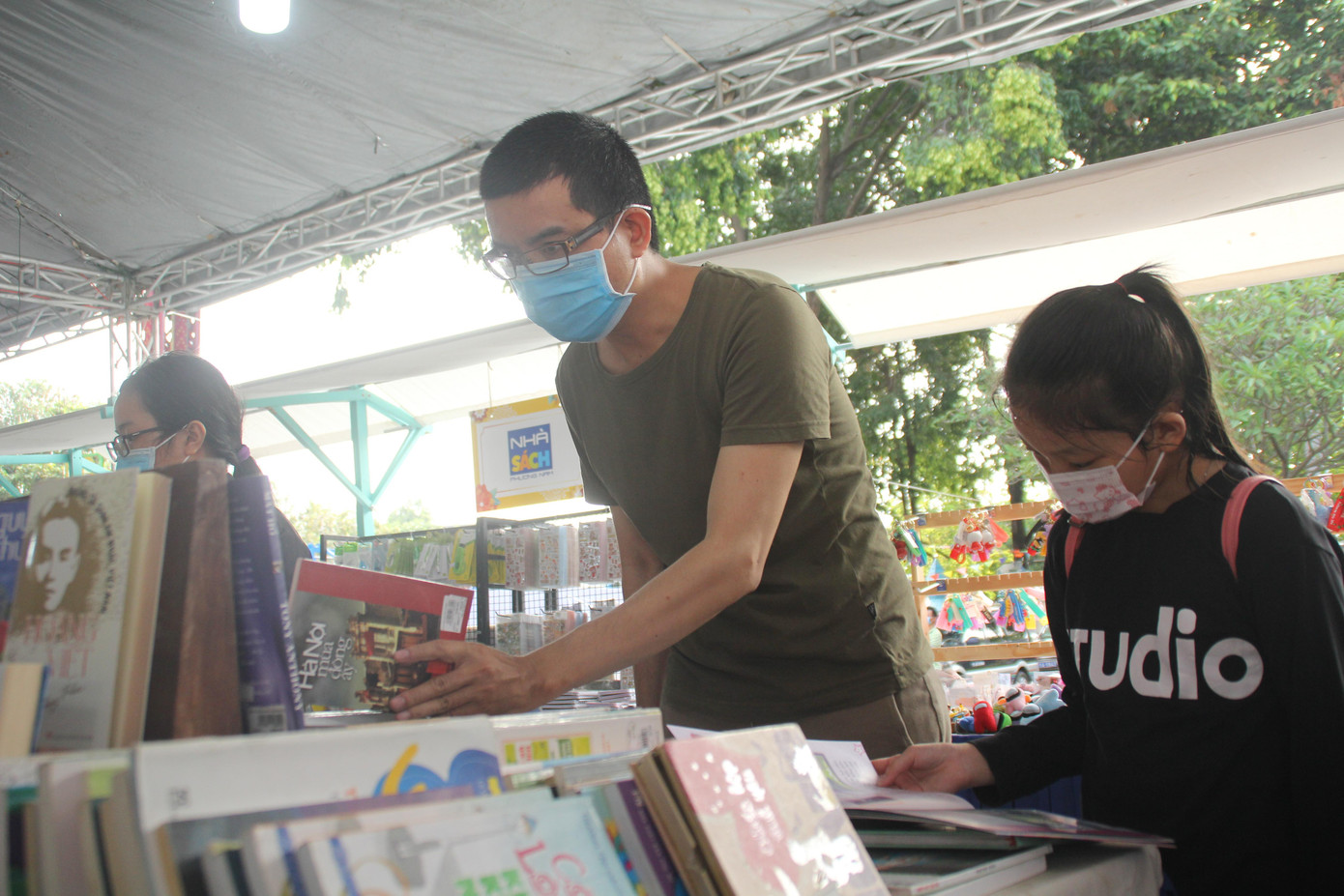 Người dân tham quan, mua sách trong ngày đầu tuần lễ sách