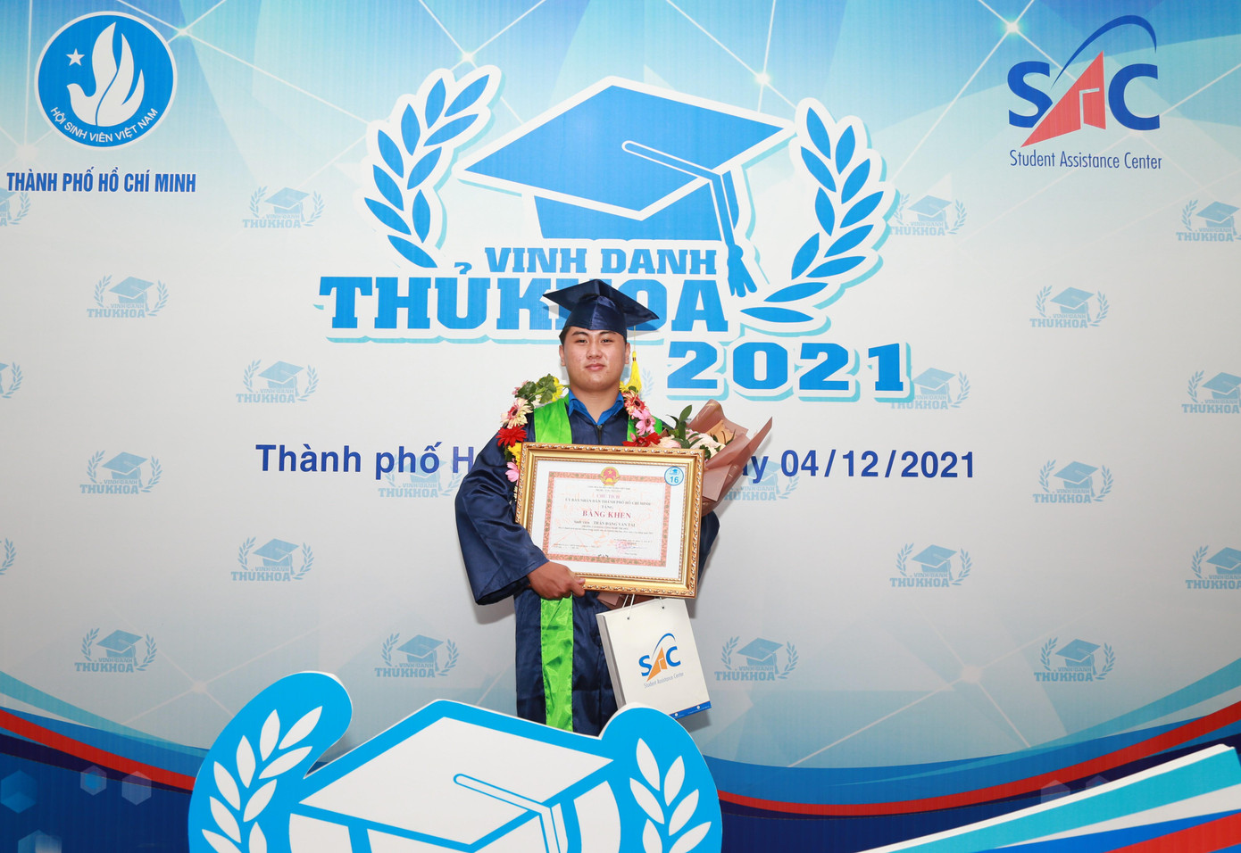 Chàng trai thủ khoa ham học hỏi, say mê giúp cộng đồng. Chuyển lên môi trường học tập mới, Văn Tài tiếp tục tham gia các hoạt động, phong trào thanh niên của tổ chức Đoàn - Hội. Hiện nam sinh đang giữ nhiệm vụ Phó Bí thư Chi đoàn.