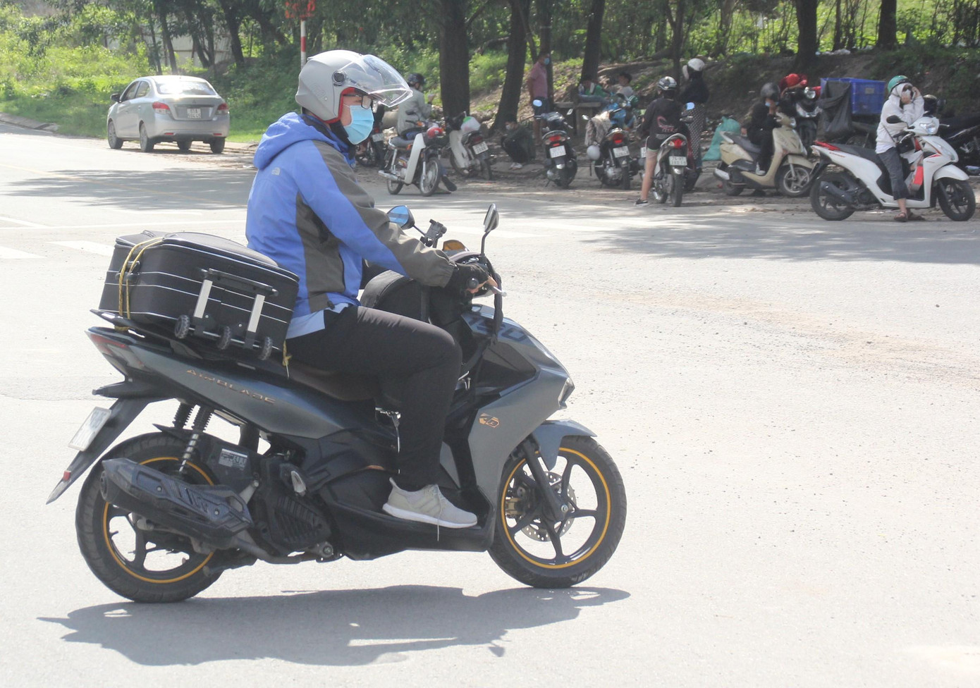 Thời tiết Sài Gòn sáng nay khá oi bức khiến việc vận chuyển đồ đạc của các bạn phần nào vất vả hơn