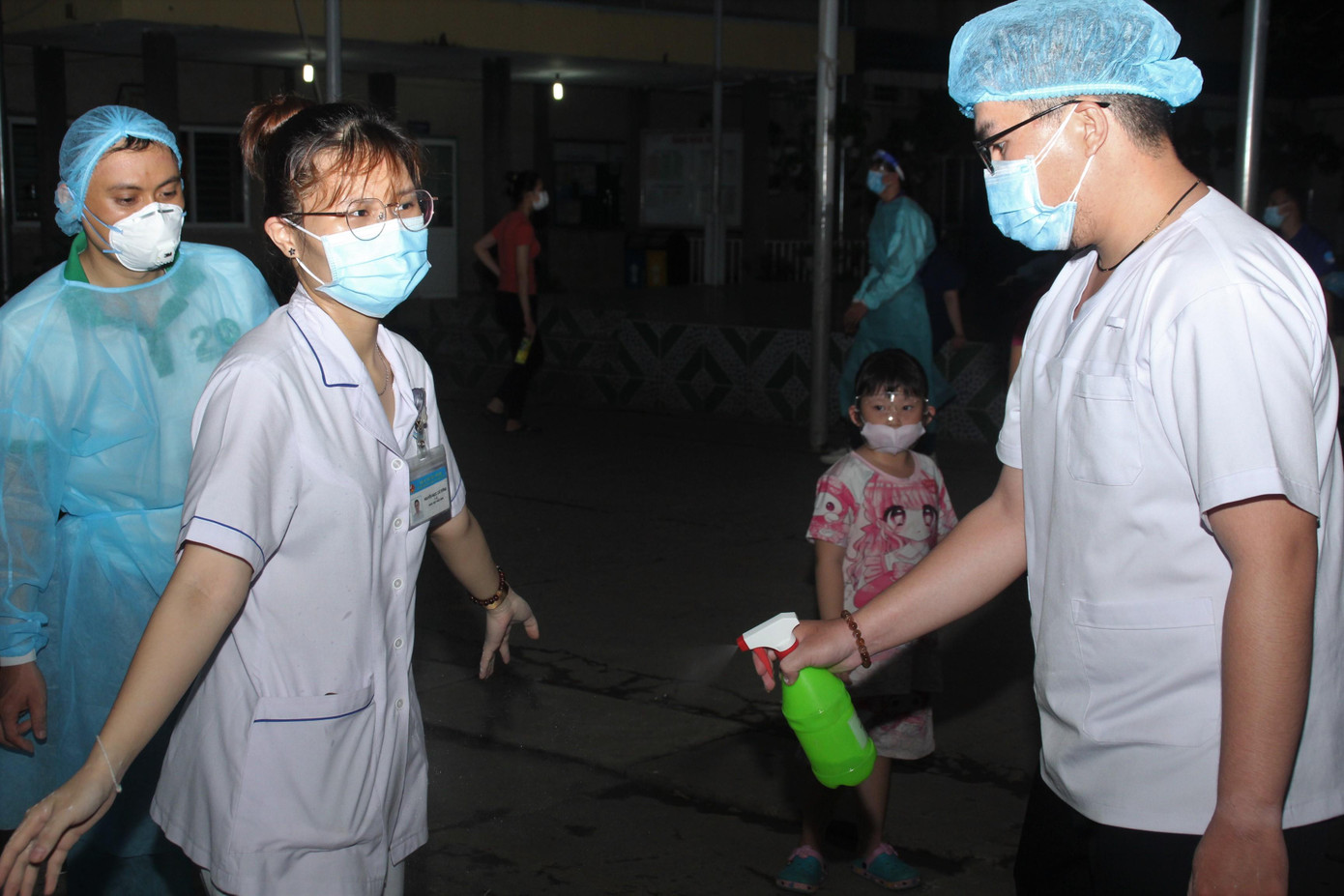 Kết thúc buổi làm việc cũng hơn 11 giờ khuya, các nhân viên y tế cởi bỏ bộ đồ bảo hộ kín mít và sát khuẩn cẩn thận. Kết thúc buổi làm việc cũng hơn 11 giờ khuya, các nhân viên y tế cởi bỏ bộ đồ bảo hộ kín mít và sát khuẩn cẩn thận.