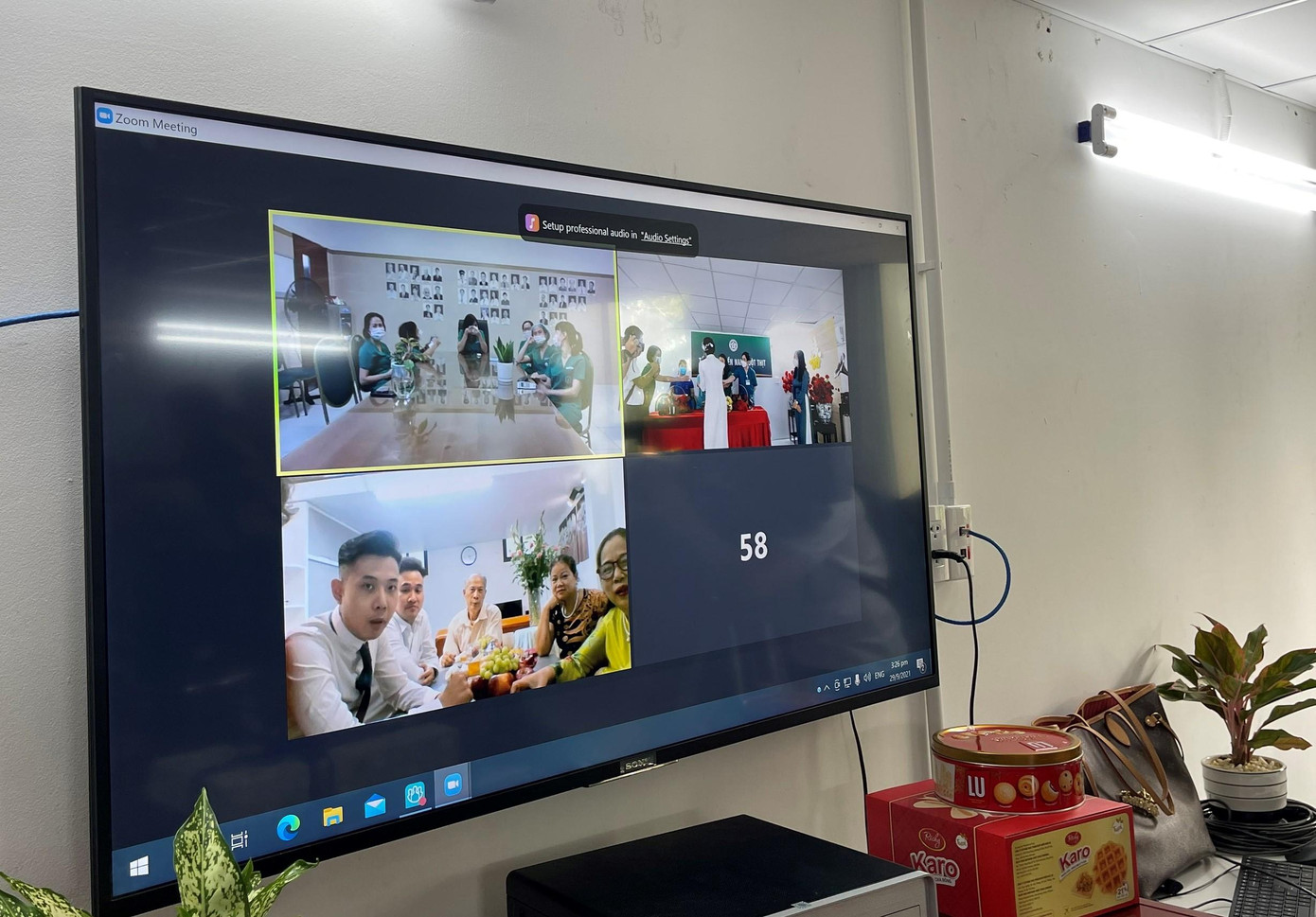 Hôn lễ trực tuyến của cô dâu Ngọc Diệp và chú rể Quang Huy. Lễ cưới giản dị diễn ra ở 3 điểm cầu là Bệnh viện dã chiến thu dung điều trị COVID-19 số 16 ở TPHCM, Bệnh viện Bạch Mai và gia đình chú rể ở Hà Nội. - Ảnh: Mai Hương Hôn lễ trực tuyến của cô dâu Ngọc Diệp và chú rể Quang Huy. Lễ cưới giản dị diễn ra ở 3 điểm cầu là Bệnh viện dã chiến thu dung điều trị COVID-19 số 16 ở TPHCM, Bệnh viện Bạch Mai và gia đình chú rể ở Hà Nội. - Ảnh: Mai Hương