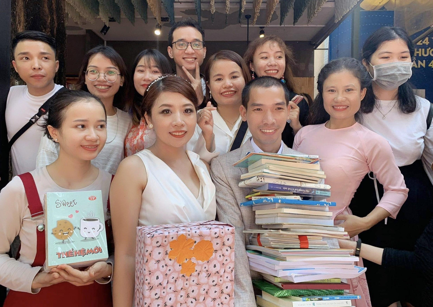 Những bức hình cưới của Tú Anh và Tuyết Mai gắn liền với sách và... sách. Những bức hình cưới của Tú Anh và Tuyết Mai gắn liền với sách và... sách.