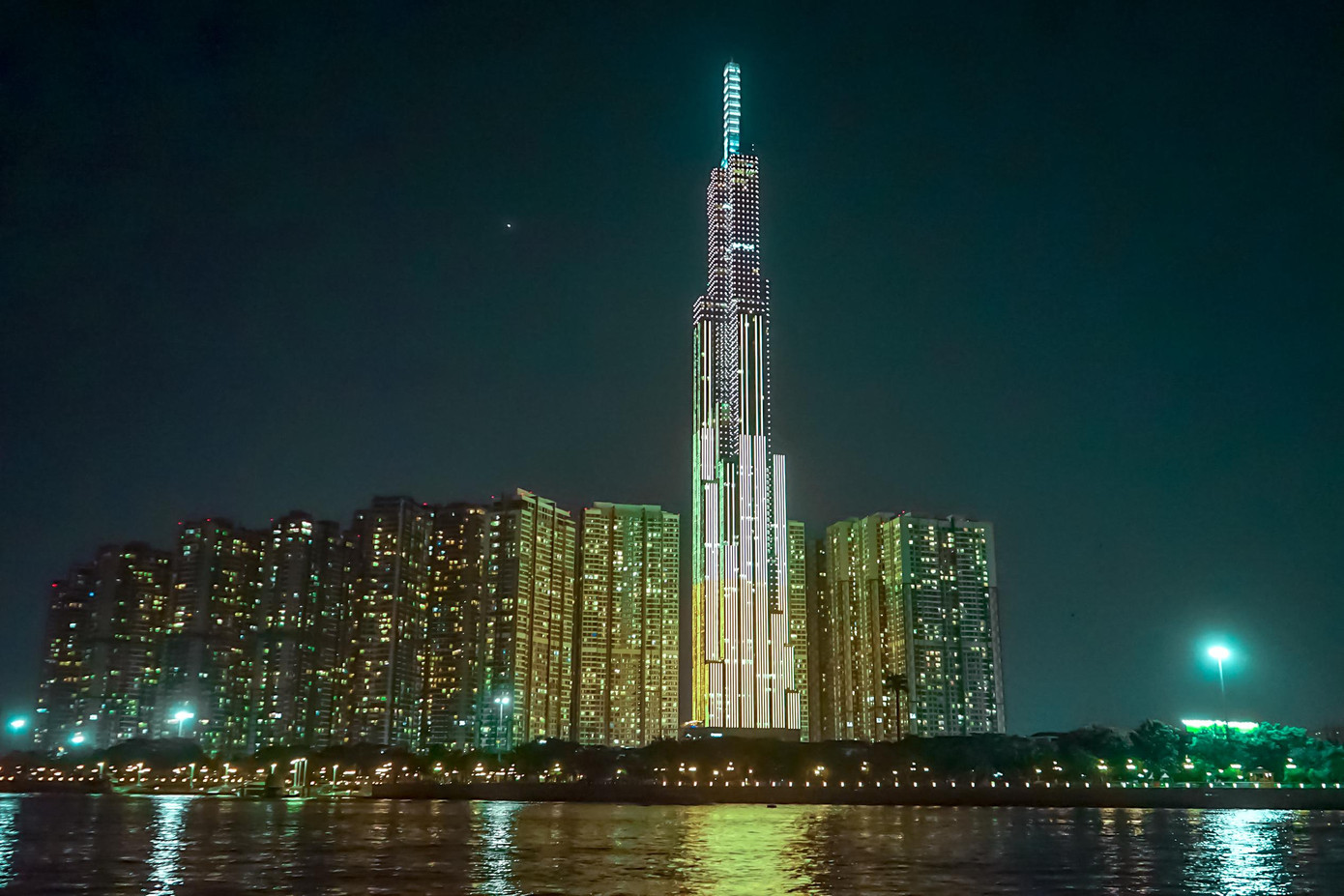 Tại điểm dừng chân bến Bình An (TP. Thủ Đức), du khách có 10 phút nghỉ ngơi, ăn uống và chụp ảnh với view toàn nhà Landmark 81 - một trong những toà nhà cao nhất Đông Nam Á.