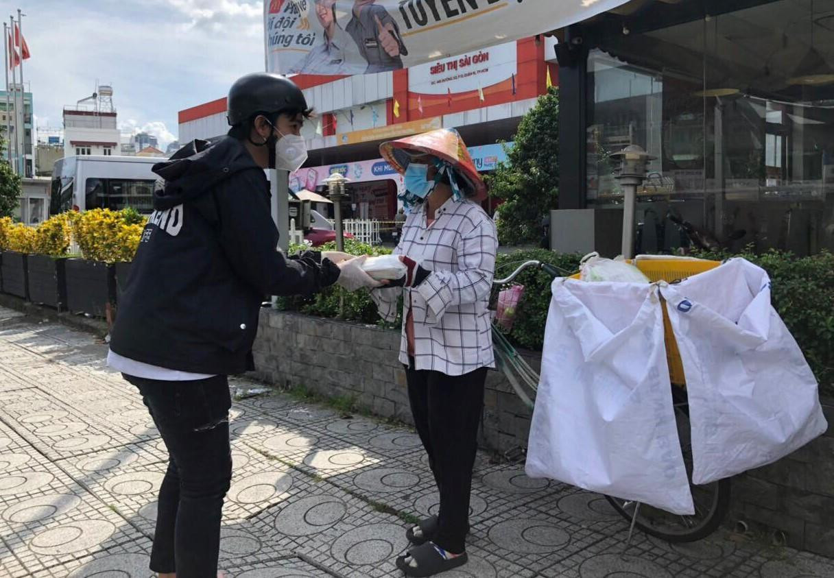 Thành viên CLB Tuổi Xuân Tình Nguyện chia sẻ các phần cơm đến người nghèo. Thành viên CLB Tuổi Xuân Tình Nguyện chia sẻ các phần cơm đến người nghèo.