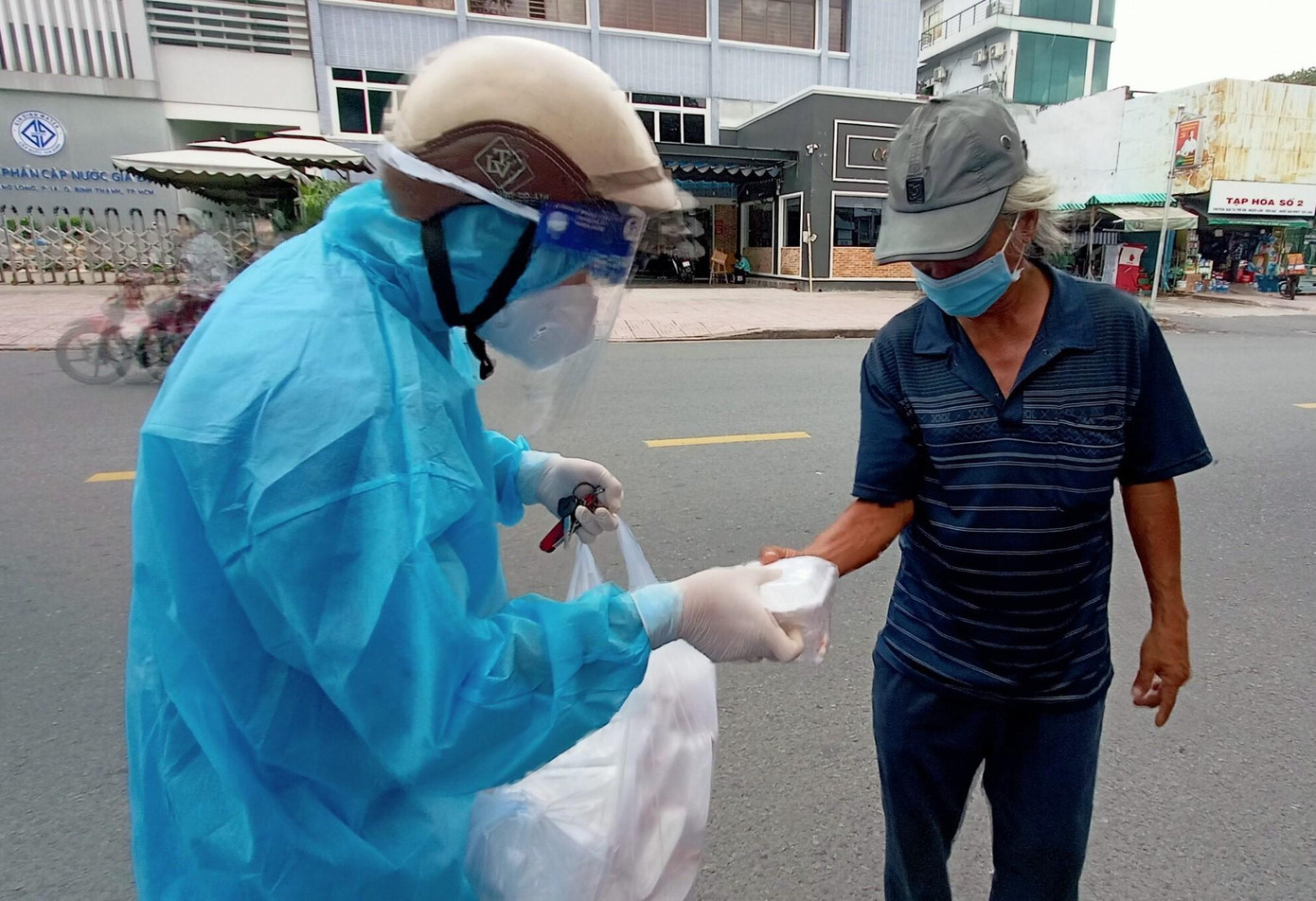 Bình phát cơm cho người vô gia cư, người có hoàn cảnh khó khăn trên đường phố.