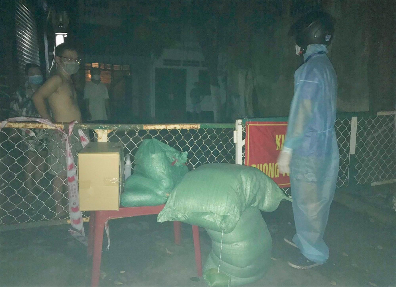 CLB hỗ trợ khẩn cấp các hộ dân bên trong khu phong tỏa ngay trong đêm 27/7 vừa rồi. (Ảnh: CLB Tuổi Xuân Tình Nguyện) CLB hỗ trợ khẩn cấp các hộ dân bên trong khu phong tỏa ngay trong đêm 27/7 vừa rồi. (Ảnh: CLB Tuổi Xuân Tình Nguyện)