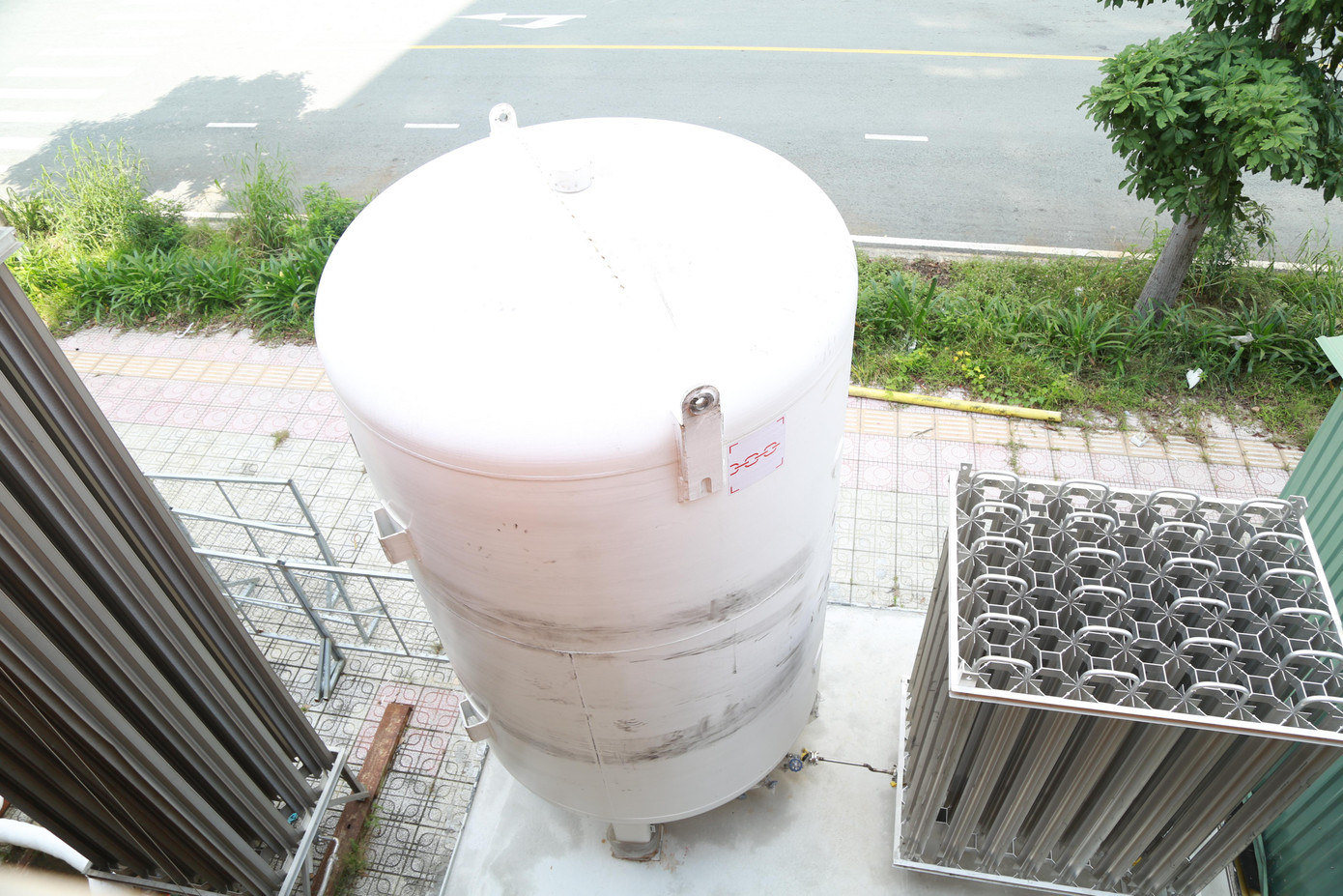 Lắp đặt thêm bồn oxy lỏng dung tích lớn nhằm đảm bảo đáp ứng nhu cầu khí thở cho bệnh nhân COVID. Lắp đặt thêm bồn oxy lỏng dung tích lớn nhằm đảm bảo đáp ứng nhu cầu khí thở cho bệnh nhân COVID.