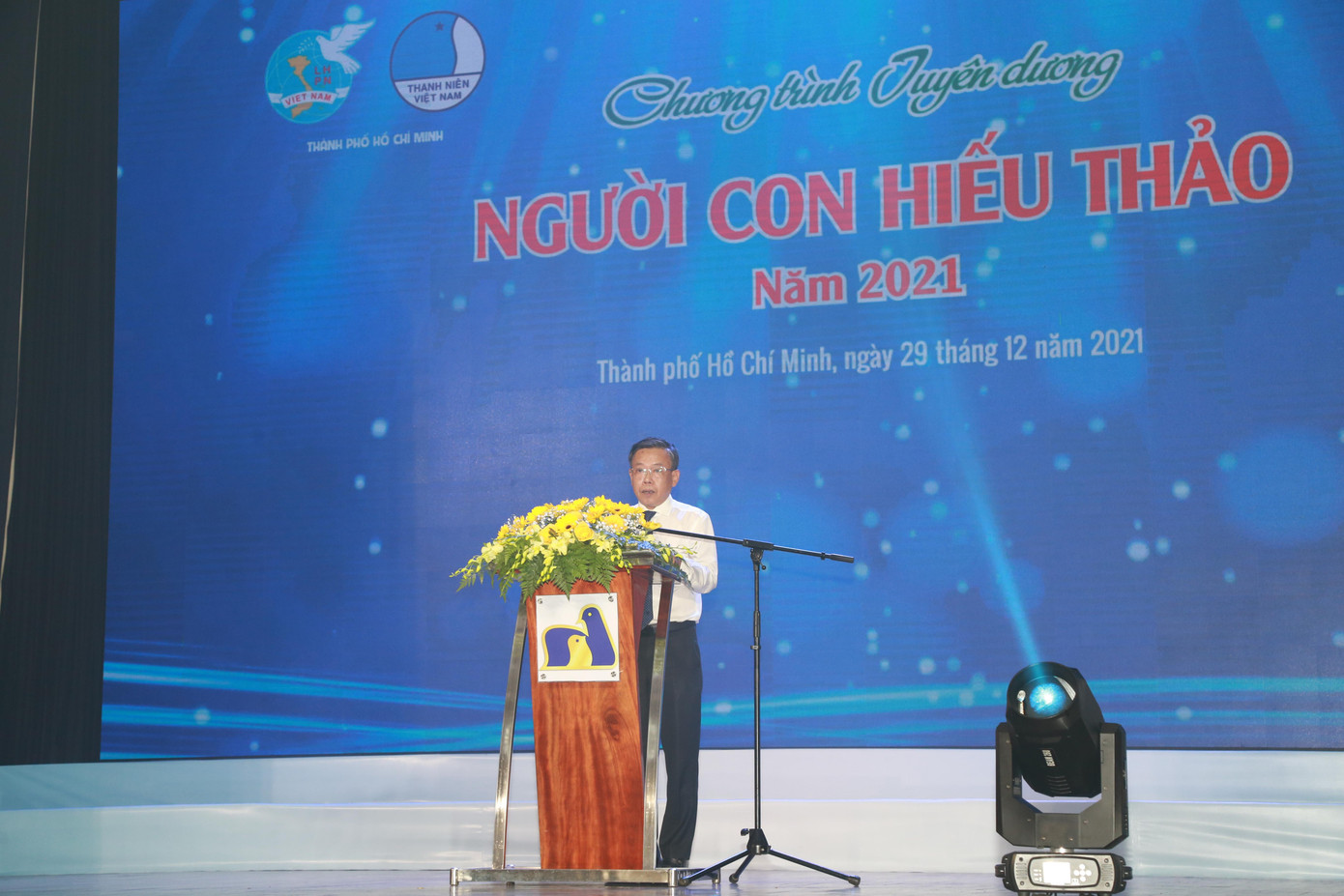 Ông Nguyễn Hữu Hiệp tuyên dương các gương "Người con hiếu thảo". Ông Nguyễn Hữu Hiệp tuyên dương các gương "Người con hiếu thảo".