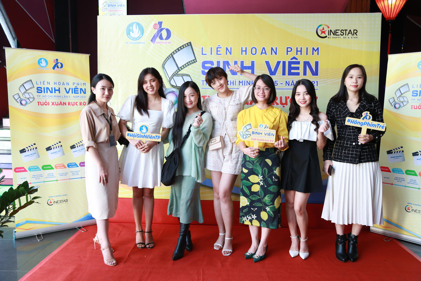 Các diễn viên trẻ và các bạn sinh viên tại buổi giới thiệu Liên hoan phim Sinh viên TPHCM lần thứ V. Các diễn viên trẻ và các bạn sinh viên tại buổi giới thiệu Liên hoan phim Sinh viên TPHCM lần thứ V.