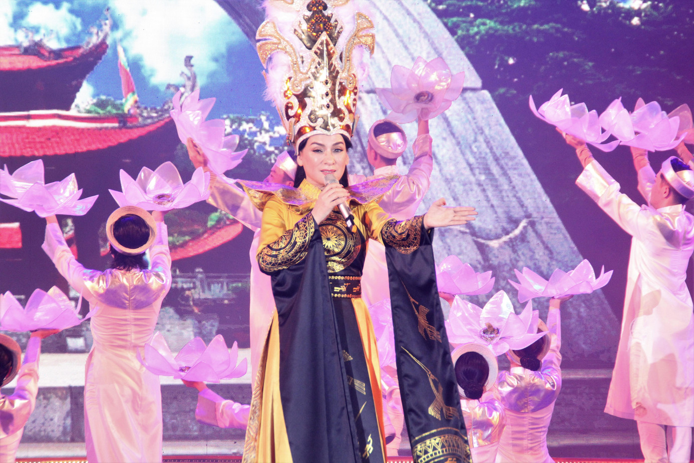 Ca sỹ Phi Nhung xuất hiện với tạo hình một vị tướng oai phong, lẫm liệt thời Hùng Vương.