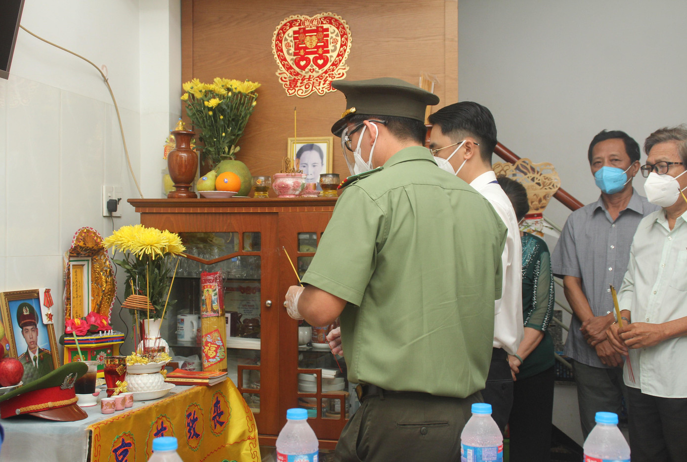 Đồng đội tưởng nhớ người chiến sỹ quả cảm. Đồng đội tưởng nhớ người chiến sỹ quả cảm.