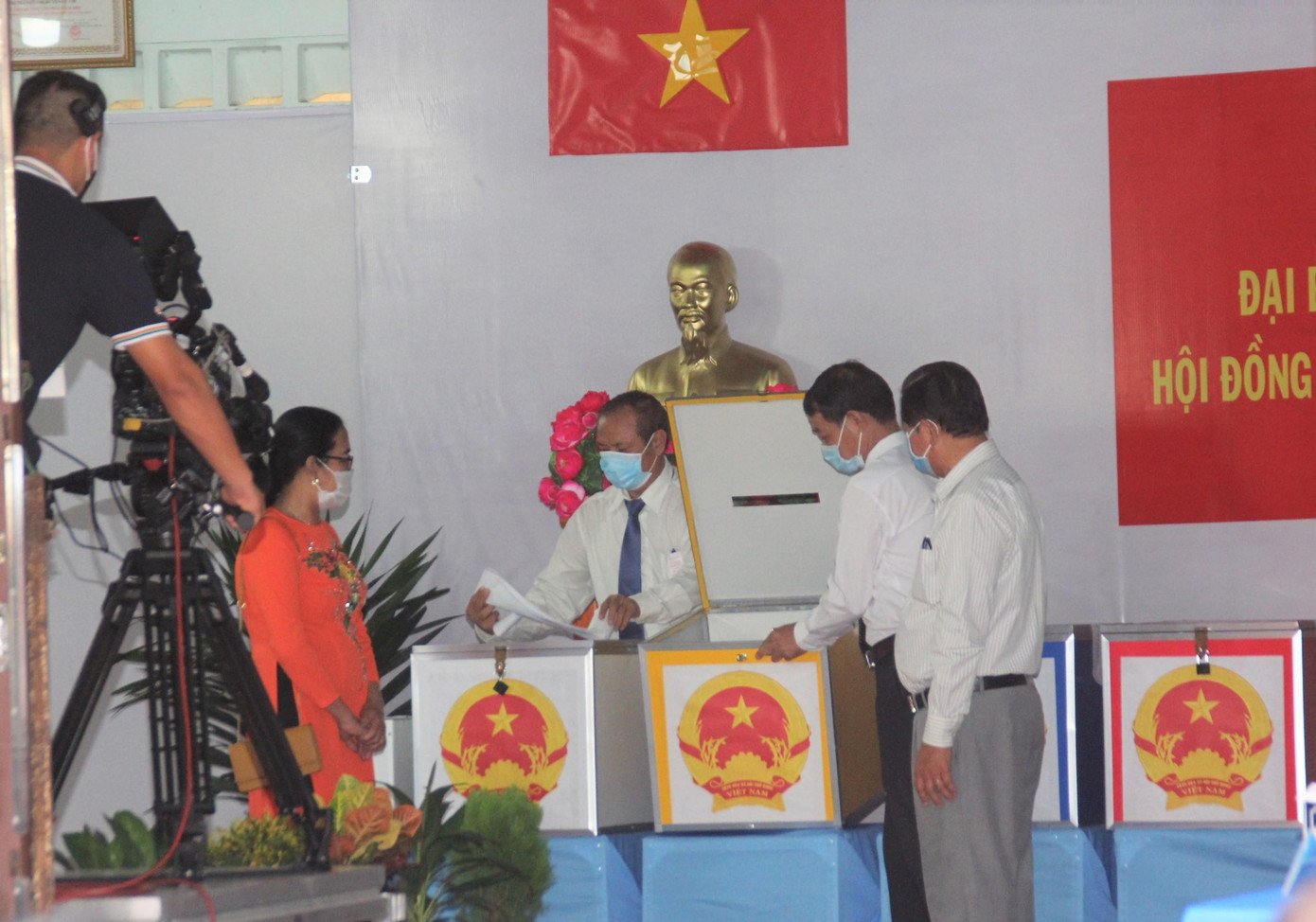 Ban điều hành đơn vị bầu cử thực hiện thủ tục kiểm tra các thùng phiếu chính và phụ trước khi tiến hành công tác bầu cử