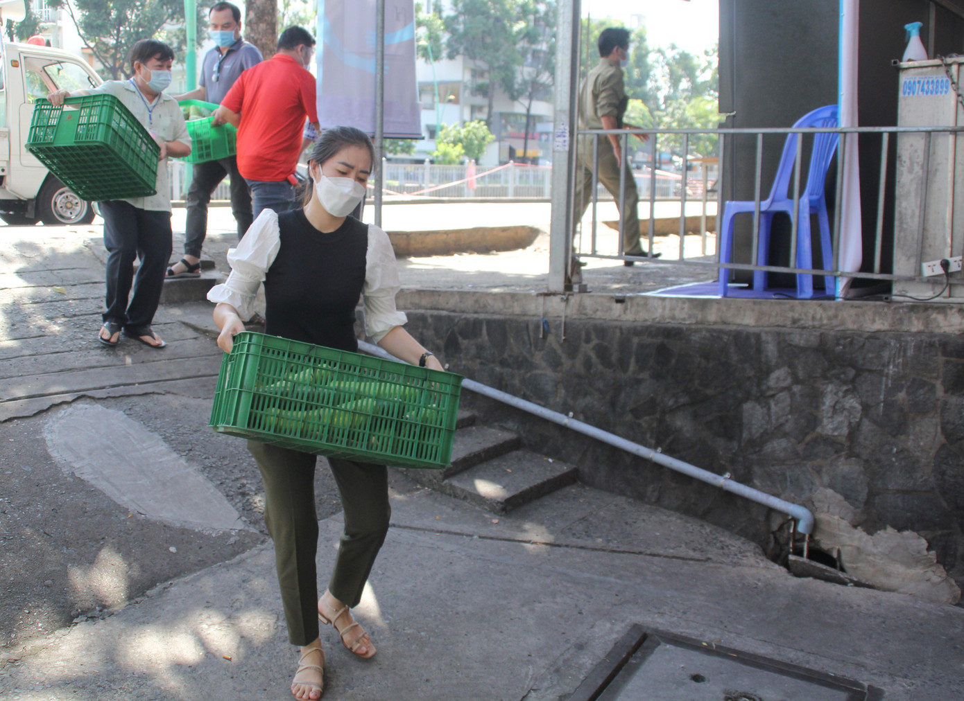 Cơ quan chức năng địa phương chuyển thực phẩm đến cho người dân bên trong khu cách ly Cơ quan chức năng địa phương chuyển thực phẩm đến cho người dân bên trong khu cách ly