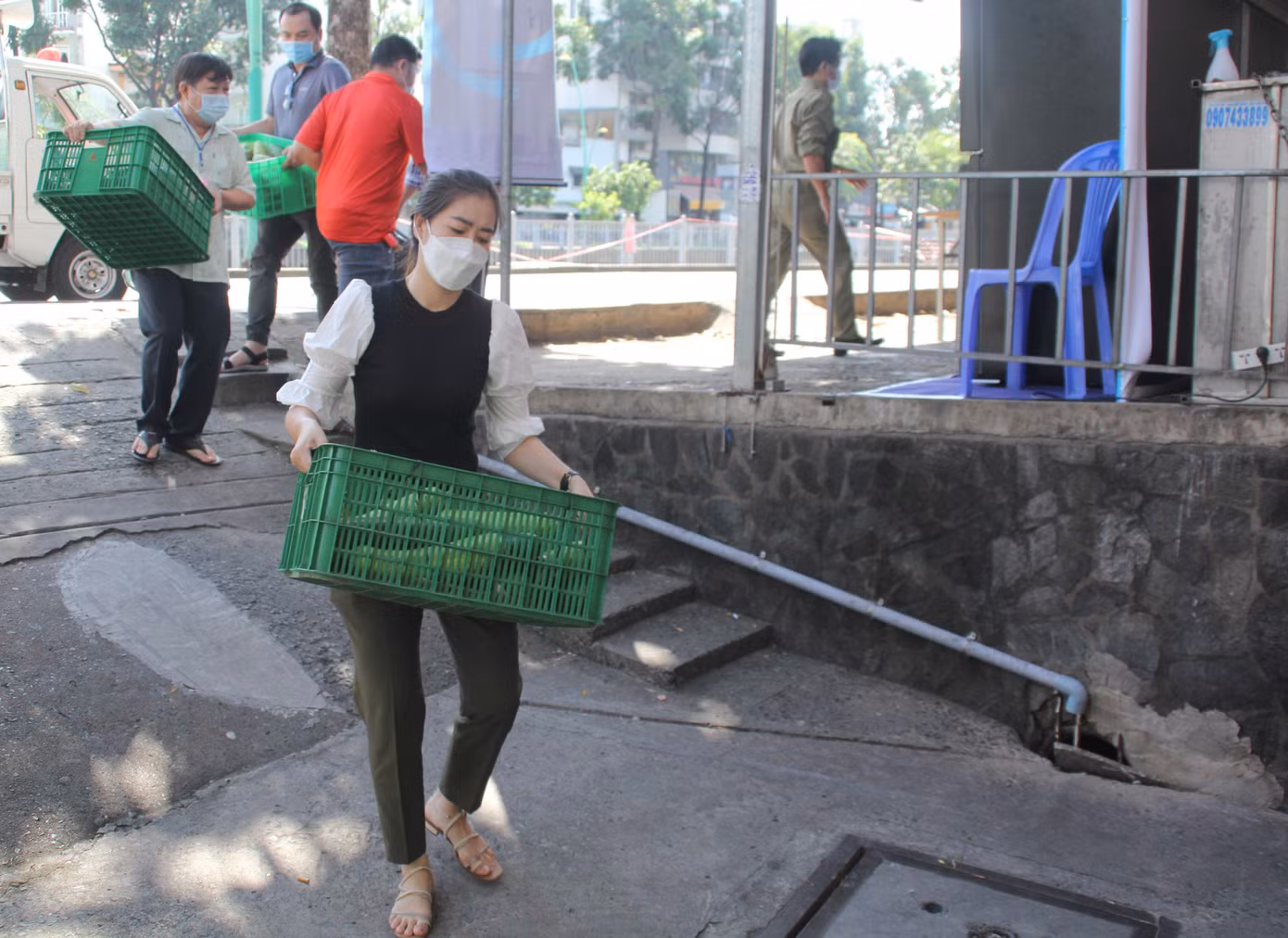 Cơ quan chức năng địa phương chuyển thực phẩm đến cho người dân bên trong khu cách ly