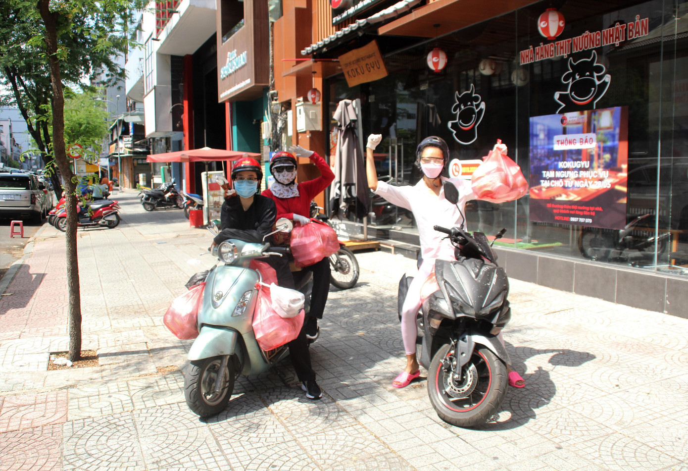 Thanh Khoa và các tình nguyện viên trước khi lên đường chia sẻ bữa cơm ấm lòng Thanh Khoa và các tình nguyện viên trước khi lên đường chia sẻ bữa cơm ấm lòng