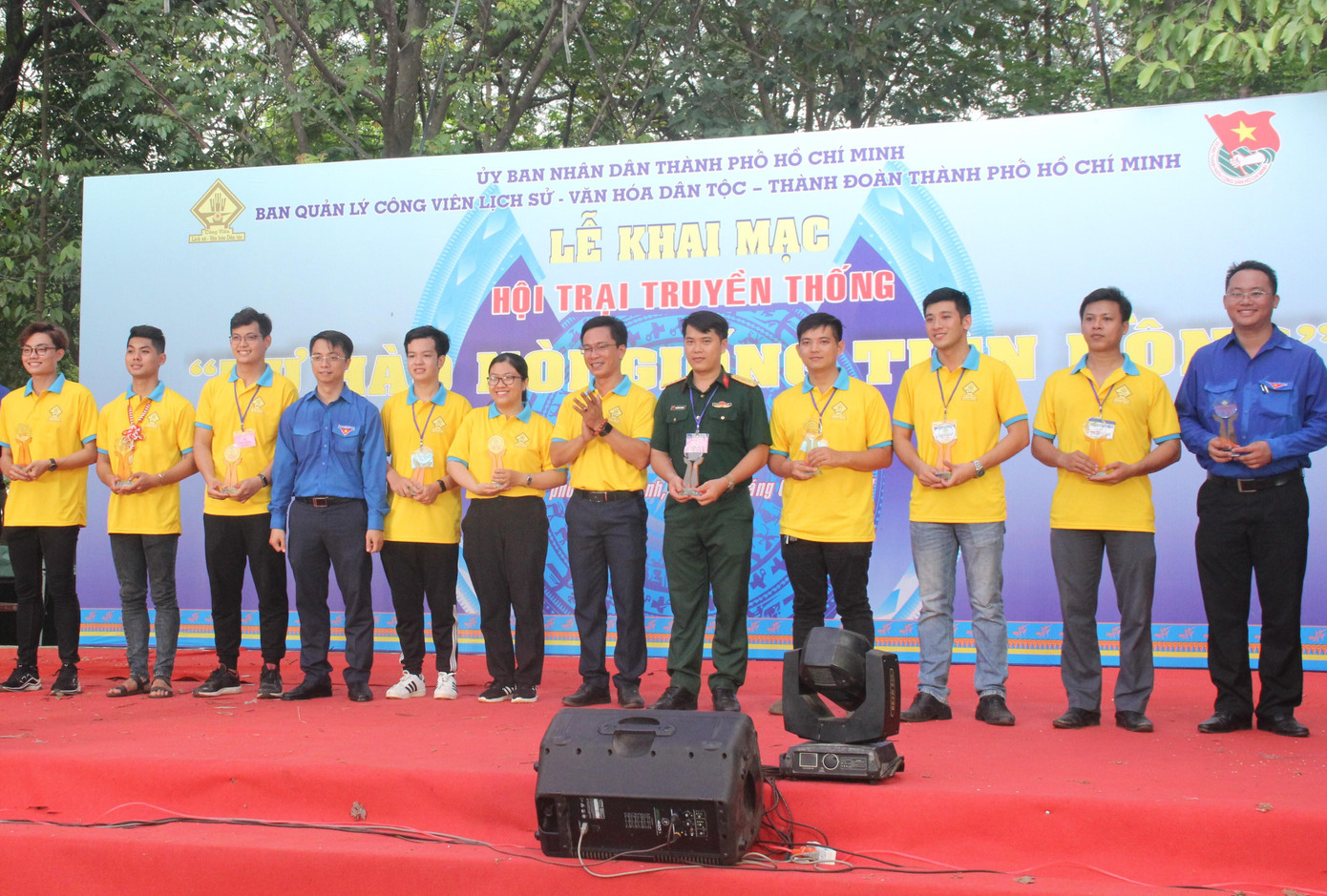 Ban tổ chức hội trại trao biểu trưng lưu niệm cho các đơn vị tham gia hội trại năm nay