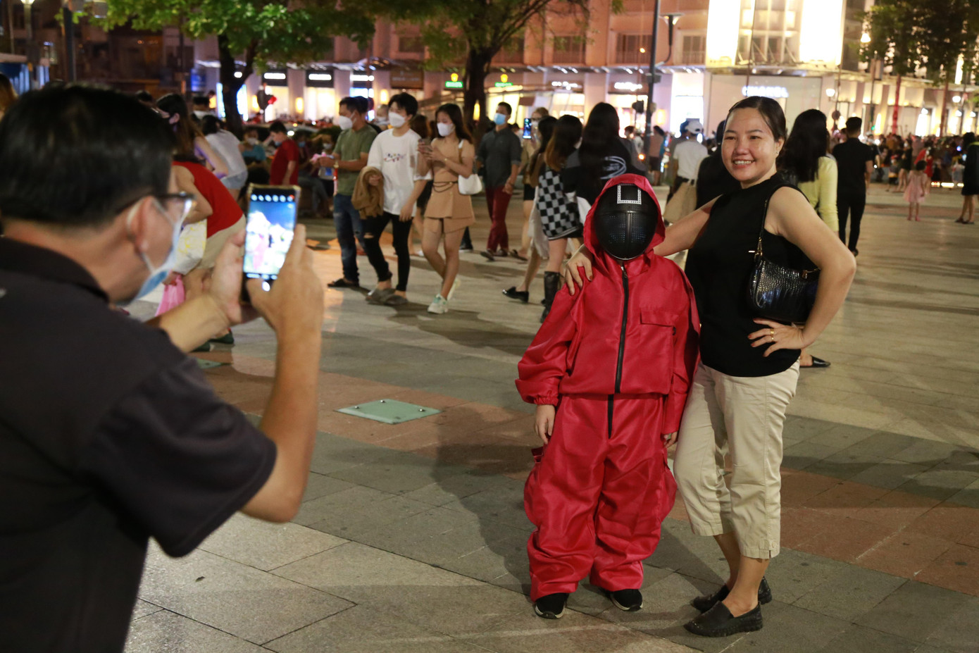 Em bé này được đầu tư hẳn một bộ trang phục rất thời thượng theo sức nóng bộ phim đình đám Squid Game.