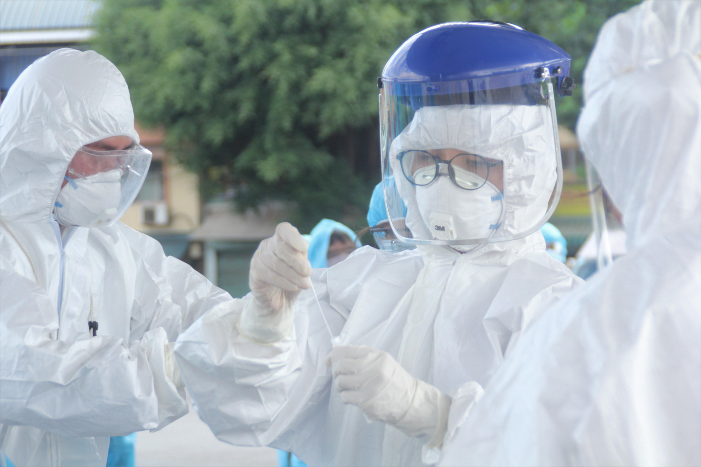 Đáng chú ý, trong số những người được lấy mẫu, đã có 1 trường hợp dương tính với SARS-CoV-2. Người này buộc phải ở lại. Đáng chú ý, trong số những người được lấy mẫu, đã có 1 trường hợp dương tính với SARS-CoV-2. Người này buộc phải ở lại.