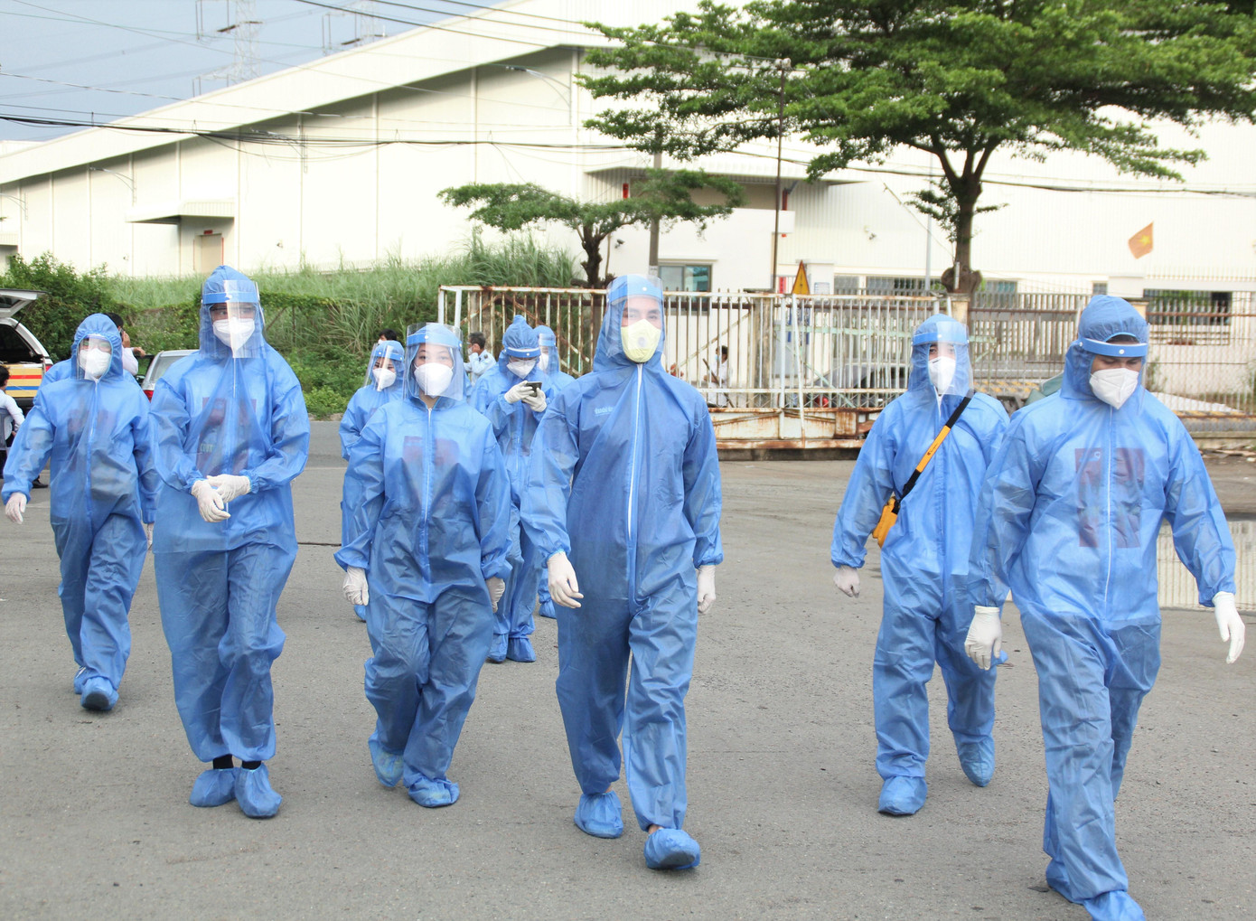 Từ nhóm chỉ khoảng 10 người những ngày cuối tháng 5, đầu tháng 6, đội hình văn nghệ sỹ chung tay chống dịch tăng lên theo từng đầu việc mà nhóm tham gia. Theo diễn biến của dịch bệnh COVID-19, các nghệ sỹ góp sức khi thì điều phối lấy mẫu, gửi lương thực thực phẩm tiếp tế khu phong tỏa, đi siêu thị giúp dân, lúc lại có mặt ở bệnh viện dã chiến cắt tóc và gửi lời ca tiếng hát động viên đội ngũ y bác sỹ và bệnh nhân.