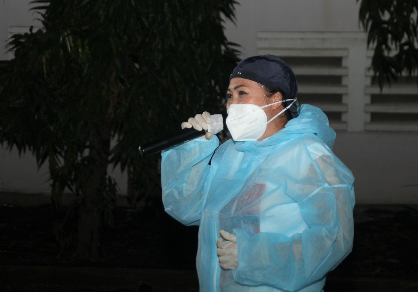 Ca sỹ Phương Thanh luôn sôi nổi, máu lửa với những ca khúc làm nên tên tuổi của mình trong mỗi buổi diễn cùng đồng nghiệp tại các cơ sở tuyến đầu thời gian gần đây.