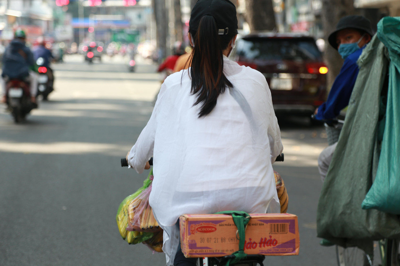 Hành trình thiện nguyện của Ly thường không xác định nơi đến cụ thể. Cứ rong ruổi trên đường phố, cô gái trẻ sẽ gửi tặng phần quà cho những người lao động lam lũ, người vô gia cư khó khăn...