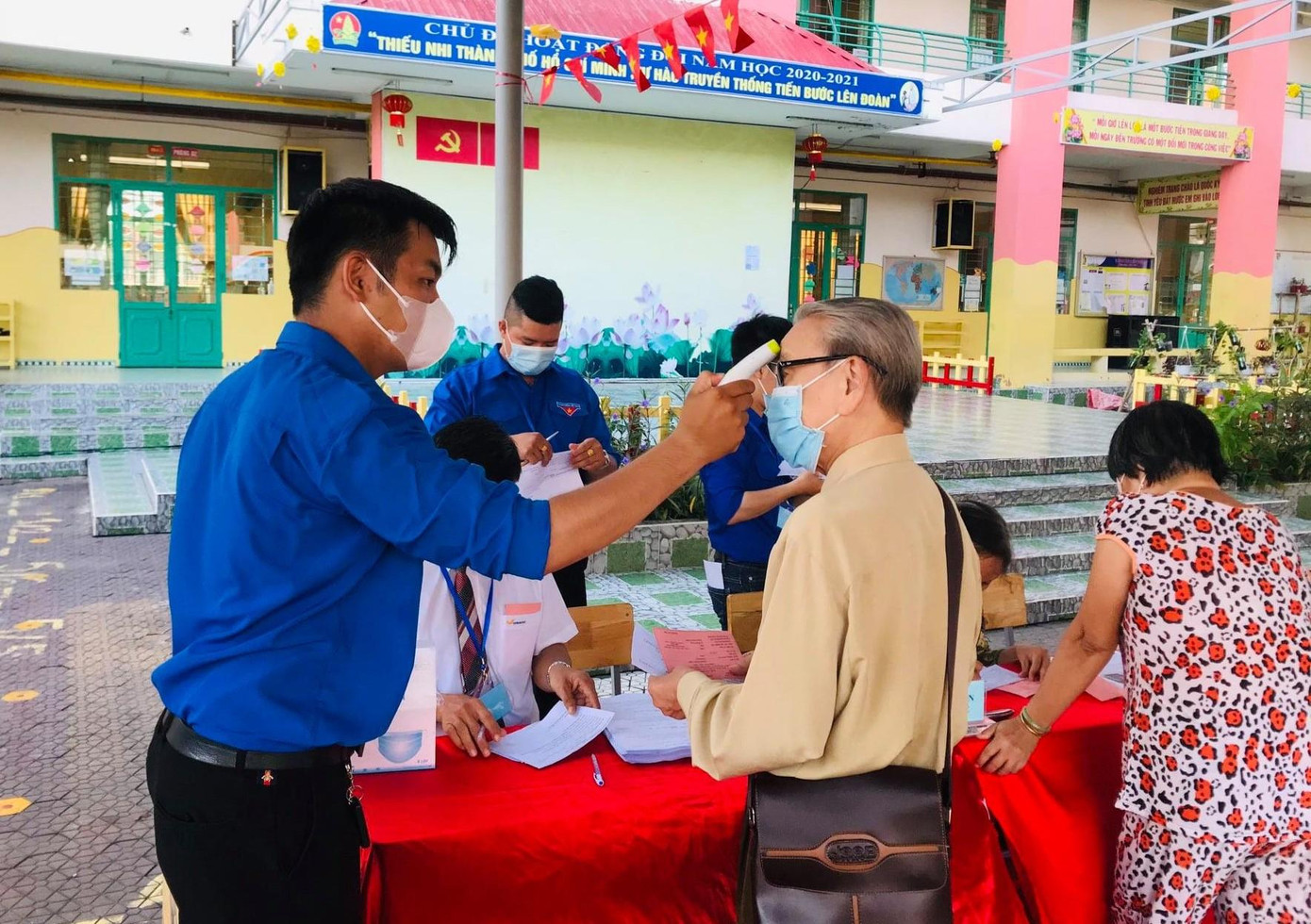 Những ngày trước khi diễn ra cuộc bầu cử, bạn trẻ TPHCM đã tham gia tuyên truyền người dân tham gia đầy đủ quyền lợi và nghĩa vụ, thực hiện bầu chọn những người đủ đức đủ tài, xứng đáng trở thành người đại diện cho ý chí, nguyện vọng của mình. Cùng với đó, trong thời điểm diễn ra ngày hội non sông 23/5, các bạn trẻ cũng tham gia cùng chính quyền địa phương thực hiện các khâu đảm bảo an toàn phòng chống dịch; hướng dẫn bà con cử tri bầu đúng quy định; đỡ đần những cử tri lớn tuổi sức yếu hoặc người khuyết tật tham gia bầu cử...