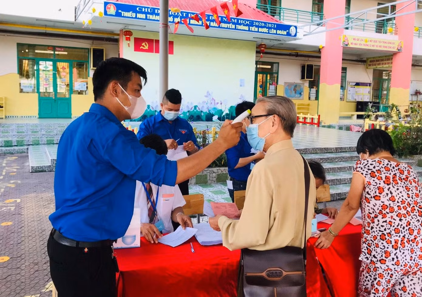 Những ngày trước khi diễn ra cuộc bầu cử, bạn trẻ TPHCM đã tham gia tuyên truyền người dân tham gia đầy đủ quyền lợi và nghĩa vụ, thực hiện bầu chọn những người đủ đức đủ tài, xứng đáng trở thành người đại diện cho ý chí, nguyện vọng của mình. Cùng với đó, trong thời điểm diễn ra ngày hội non sông 23/5, các bạn trẻ cũng tham gia cùng chính quyền địa phương thực hiện các khâu đảm bảo an toàn phòng chống dịch; hướng dẫn bà con cử tri bầu đúng quy định; đỡ đần những cử tri lớn tuổi sức yếu hoặc người khuyết tật tham gia bầu cử...