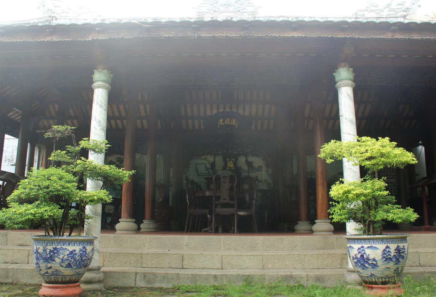 Nhiều vật dụng, nguyên liệu làm nên công trình được gia chủ vận chuyển, tạo tác từ ngoài Huế. Như chiếc nhà rường này được các thành viên trong gia đình chế tác trước khi mang vào Sài Gòn.