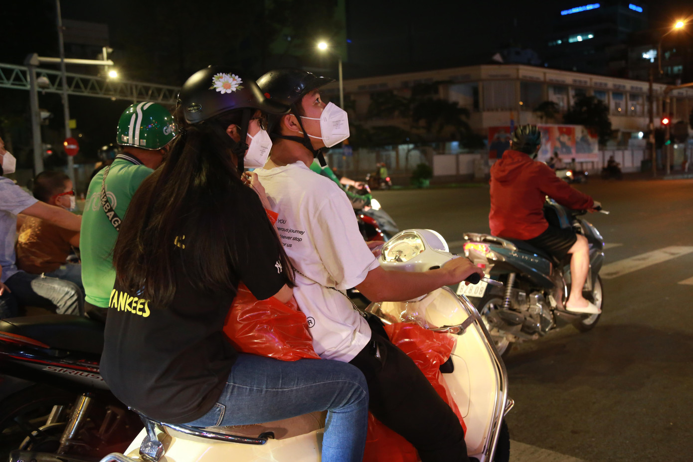 Dự kiến, Phương và các bạn sẽ tiếp tục trao thêm nhiều chiếc áo khoác nữa đến mọi người. Dự kiến, Phương và các bạn sẽ tiếp tục trao thêm nhiều chiếc áo khoác nữa đến mọi người.