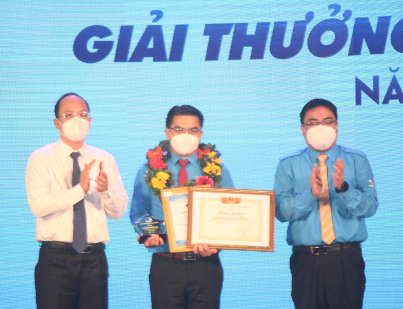 Phó Bí thư, Trưởng Ban Tổ chức Thành ủy TPHCM Nguyễn Hồ Hải (trái) và Chủ tịch Hội LHTN Việt Nam TPHCM Ngô Minh Hải trao bằng khen, biểu trưng cho các cá nhân tiêu biểu với giải thưởng 15 tháng 10.