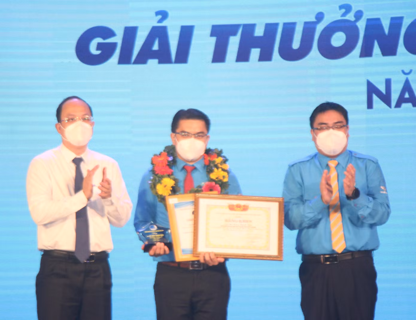 Phó Bí thư, Trưởng Ban Tổ chức Thành ủy TPHCM Nguyễn Hồ Hải (trái) và Chủ tịch Hội LHTN Việt Nam TPHCM Ngô Minh Hải trao bằng khen, biểu trưng cho các cá nhân tiêu biểu với giải thưởng 15 tháng 10.