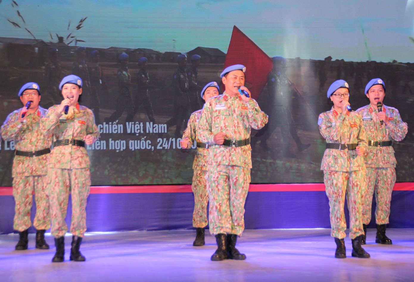 NSND Tạ Minh Tâm biểu diễn tại chương trình giao lưu NSND Tạ Minh Tâm biểu diễn tại chương trình giao lưu