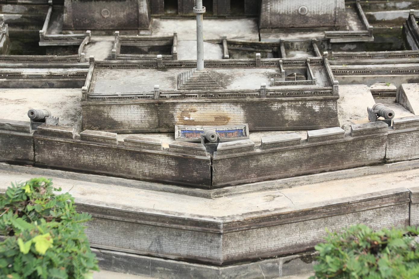 Các họng súng thần công uy nghi ở kinh thành Huế