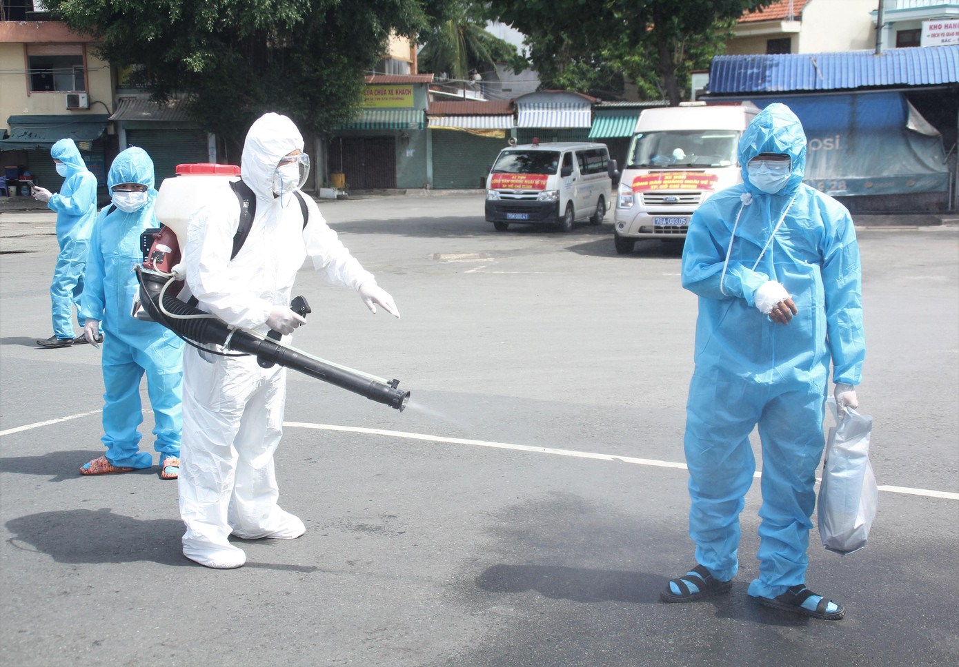 Trước khi lên xe, người dân và hành lý đi kèm được xịt khử khuẩn cẩn thận. Trước khi lên xe, người dân và hành lý đi kèm được xịt khử khuẩn cẩn thận.