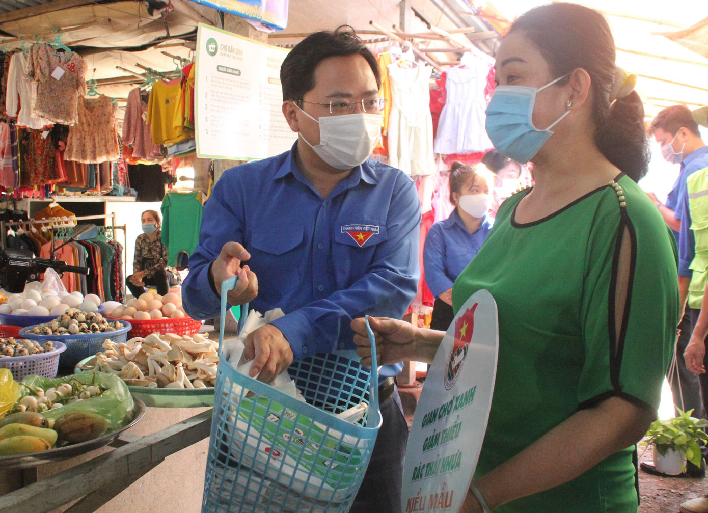 Bí thư thứ nhất Trung ương Đoàn Nguyễn Anh Tuấn tặng các thiết bị thân thiện môi trường và dặn dò bà con tiểu thương chung tay giảm thiểu rác thải nhựa trong sinh hoạt