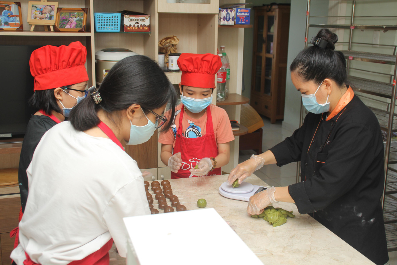 Chị Dung và các bạn nhỏ ở cùng chung cư tham gia công việc nghĩa tình này gần một tuần qua. Trong quá trình làm, chị Dung hướng dẫn các bạn cách điều chỉnh liều lượng, kích thước vỏ bánh, dầu ăn... cho phù hợp để có được một chiếc bánh vừa ngon lại vừa một khẩu phần ăn.