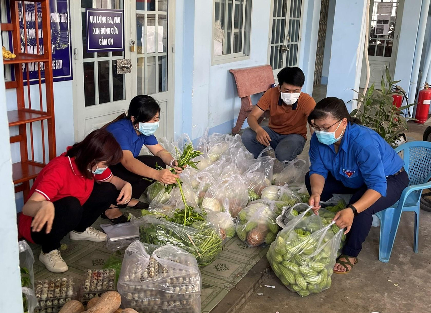 Chung tay chia sẻ với bà con trong các khu phong tỏa