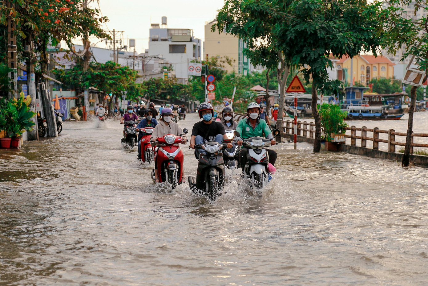 Các phương tiện lưu thông khó khăn qua chỗ ngập