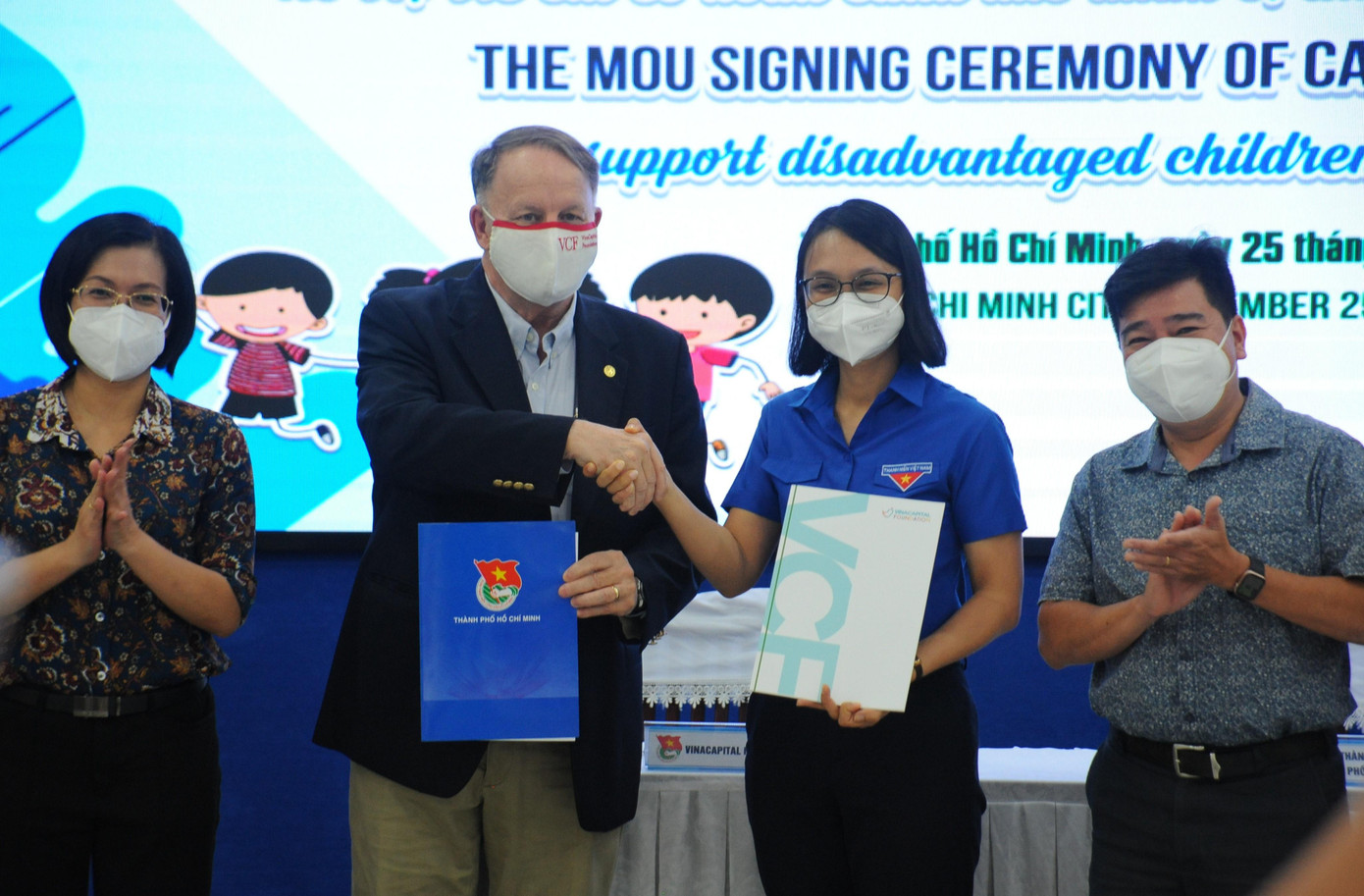 Chị Trần Thu Hà, Phó Bí thư Thành Đoàn, Chủ tịch Hội đồng Đội TPHCM và ông Rad Kivette, Tổng Giám đốc VinaCapital Foundation ký kết thỏa thuận triển khai chương trình - Ảnh: Thành Đoàn TPHCM.